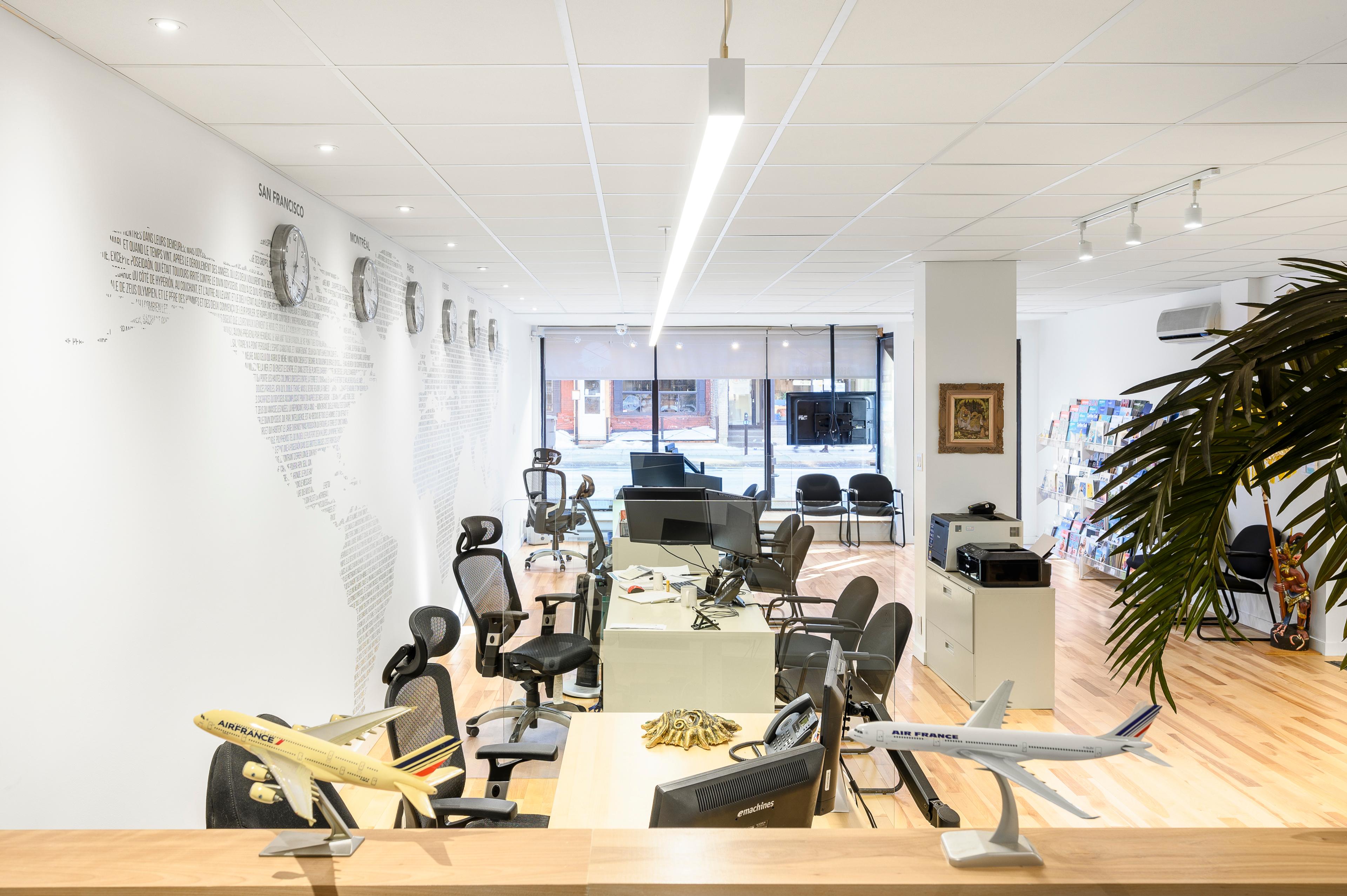 L'agence vue de l'intérieur, la vitrine donnant sur la rue Wellington