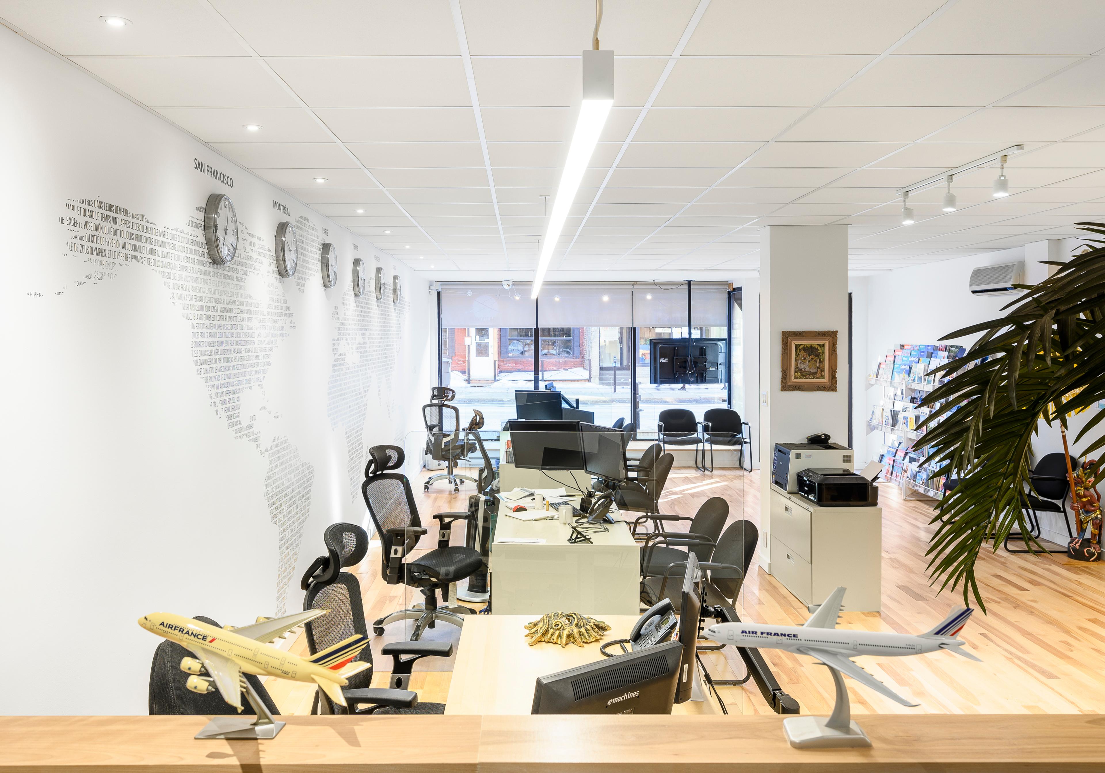 L'agence vue de l'intérieur, la vitrine donnant sur la rue Wellington
