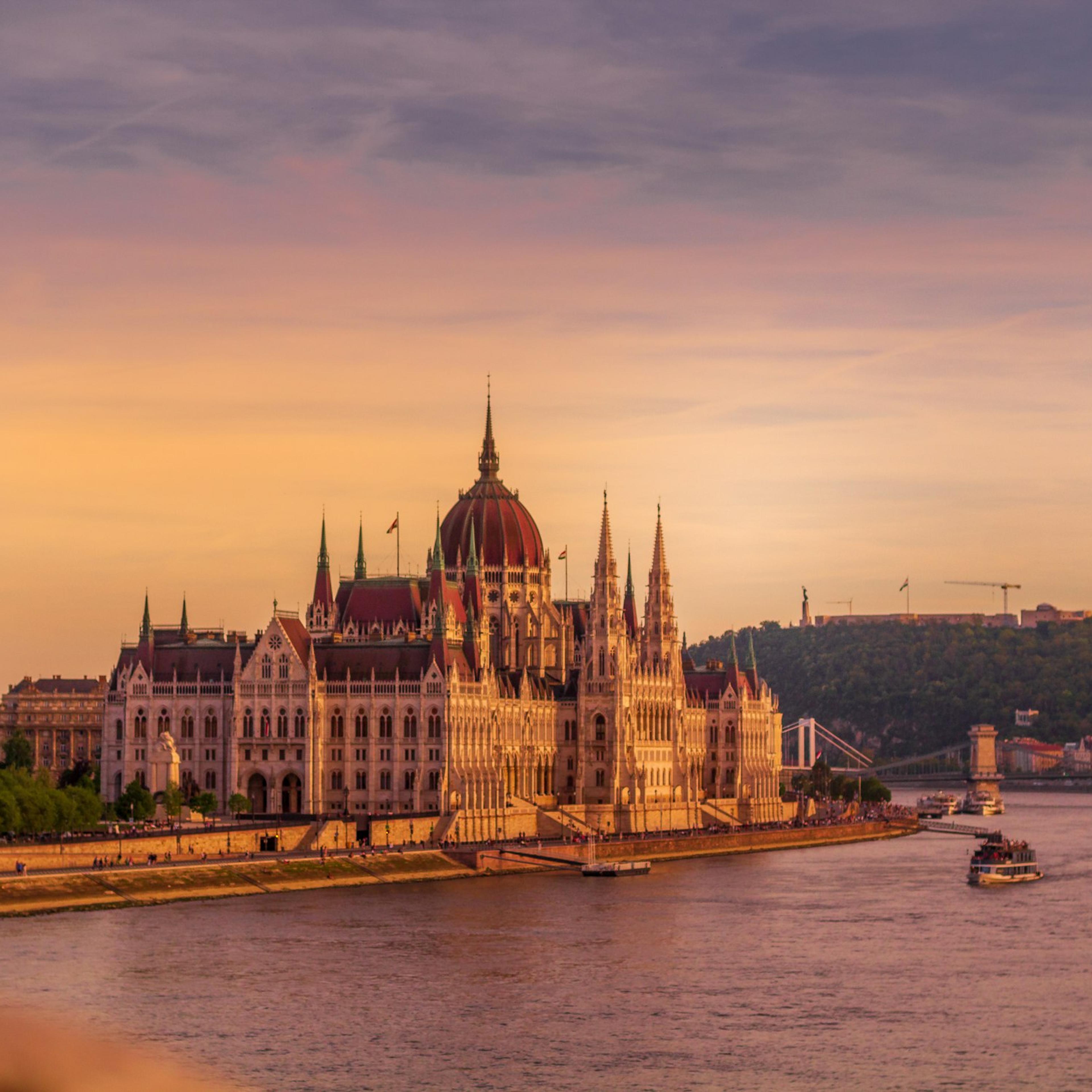 Le Parlement hongrois au lever du soleil, au bord du Danube