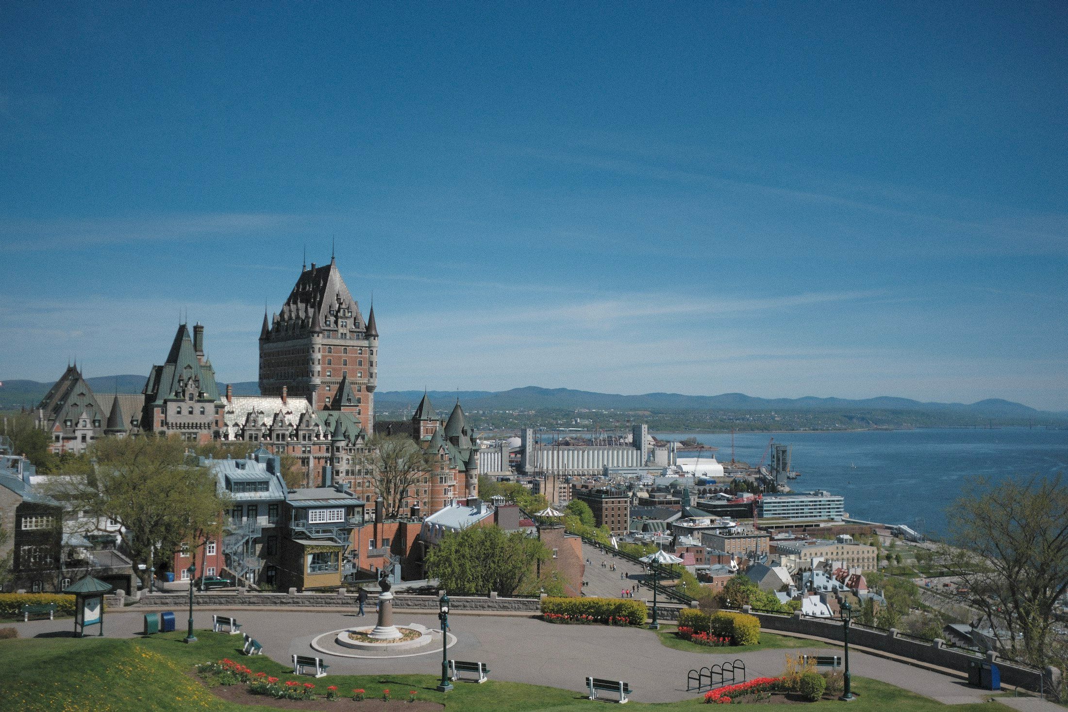 Le Château Frontenac et le fleuve Saint-Laurent, vus des hauteurs de Québec