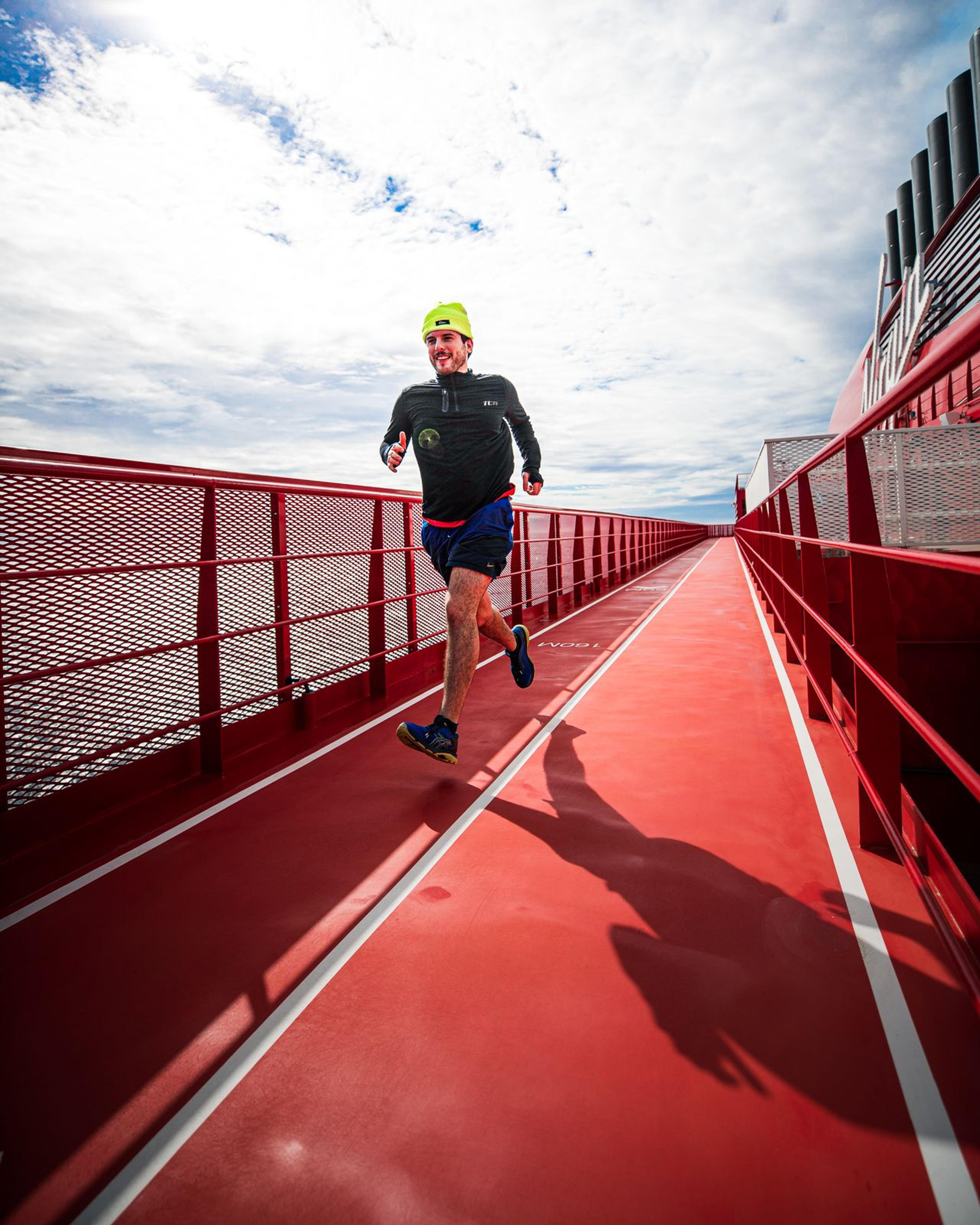 Un coureur sur la piste rouge du pont supérieur