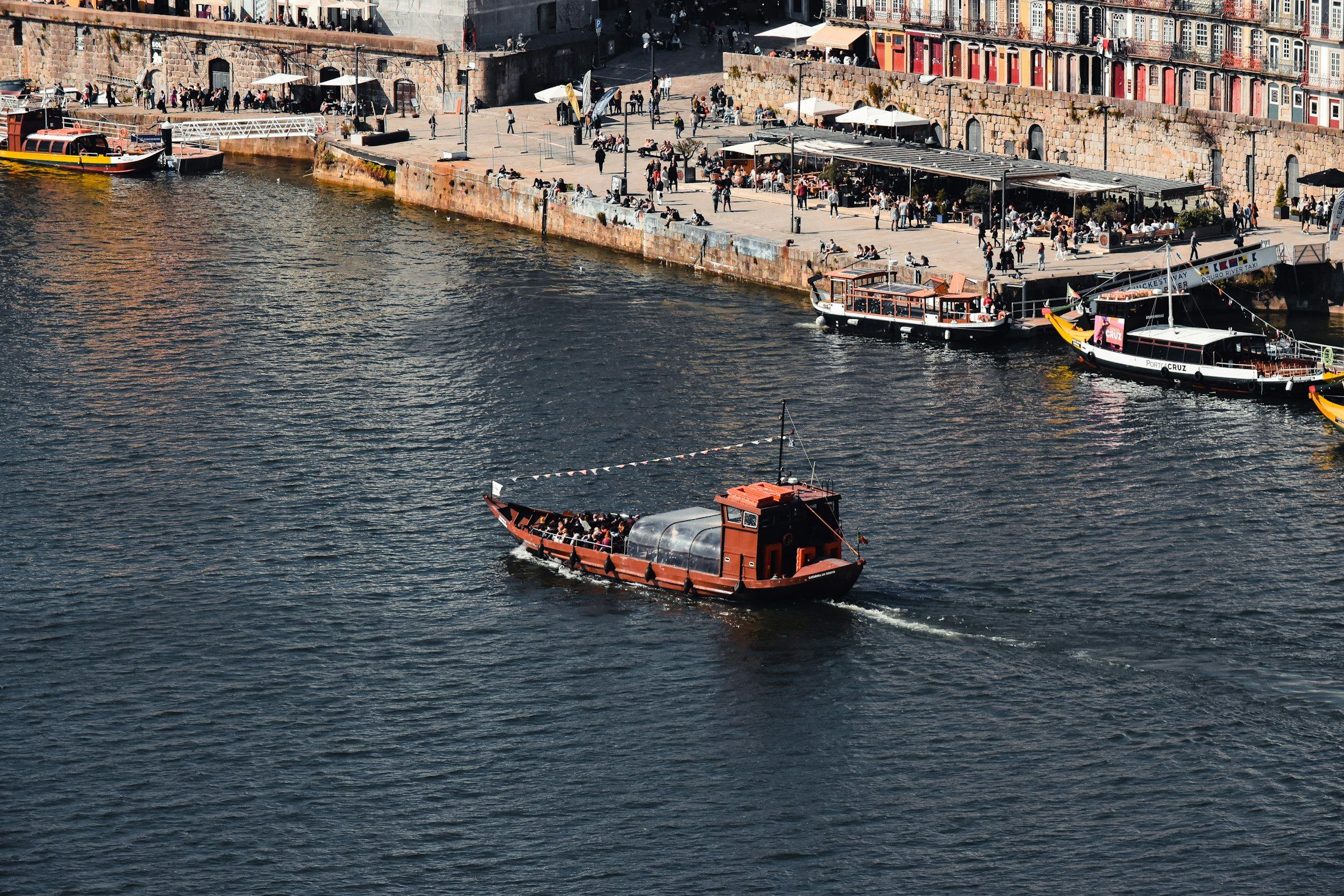 Un bateau traditionnel sur le Douro, devant les quais de Porto