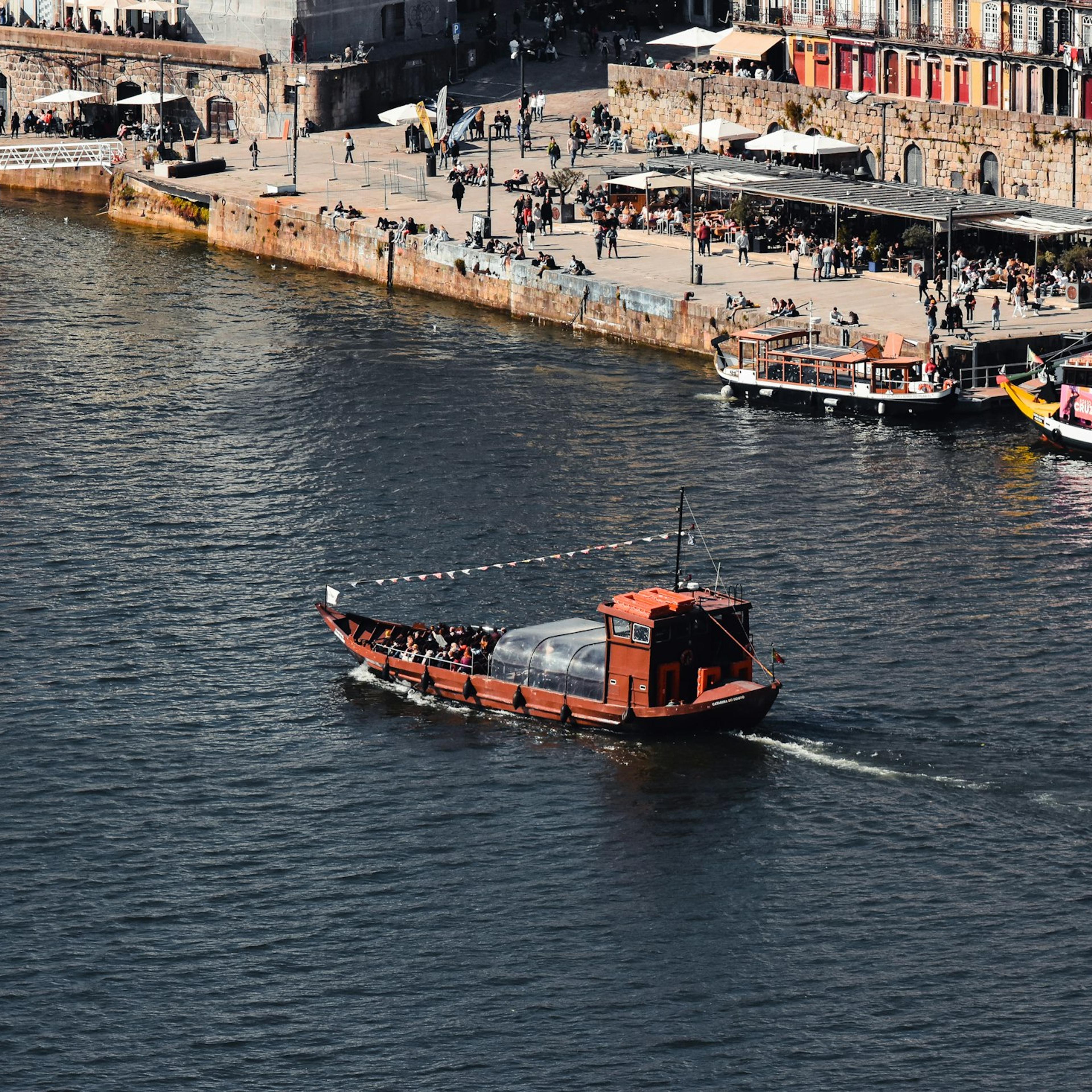 Un bateau traditionnel sur le Douro, devant les quais de Porto