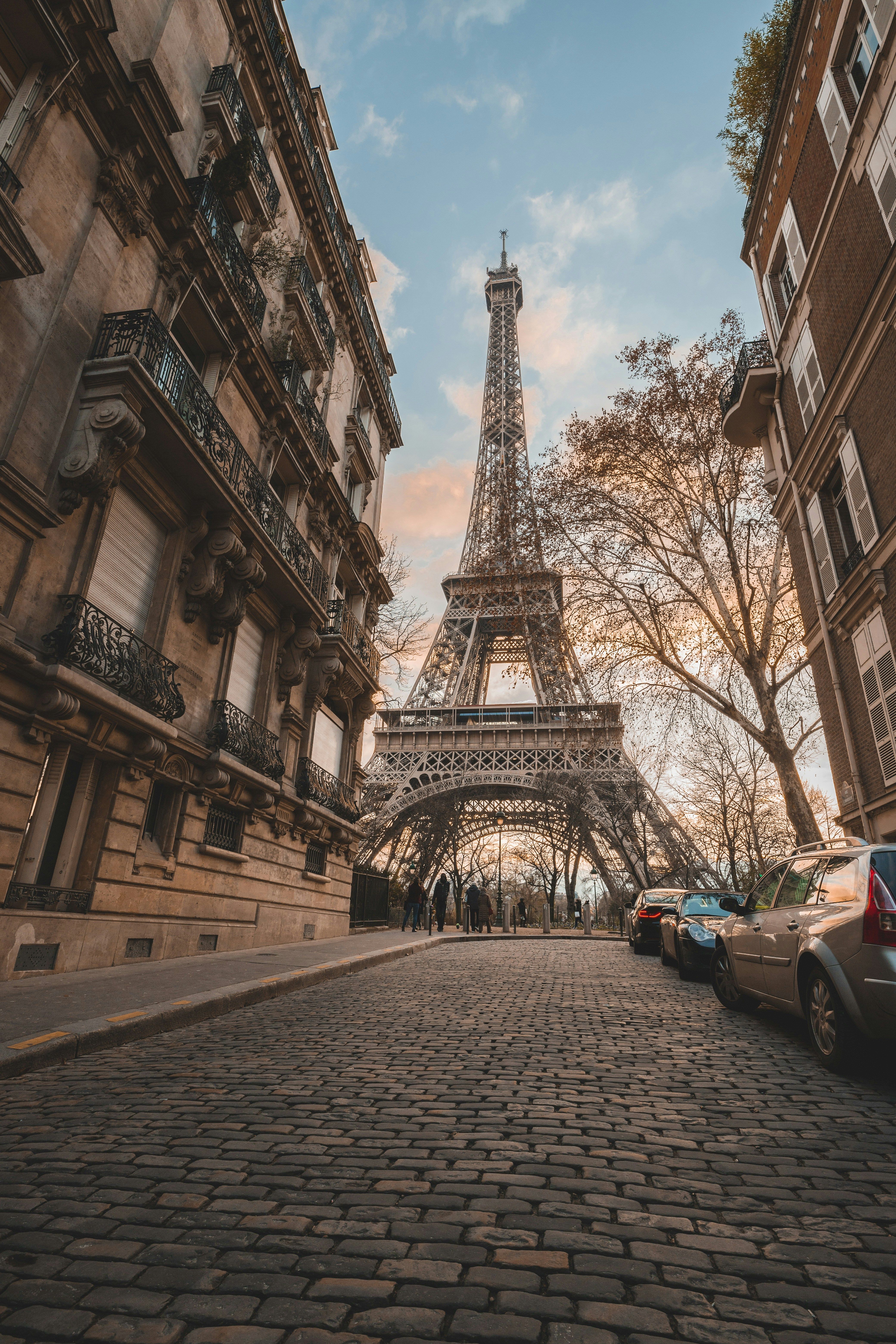 La tour Eiffel au bout d'une rue pavée de Paris