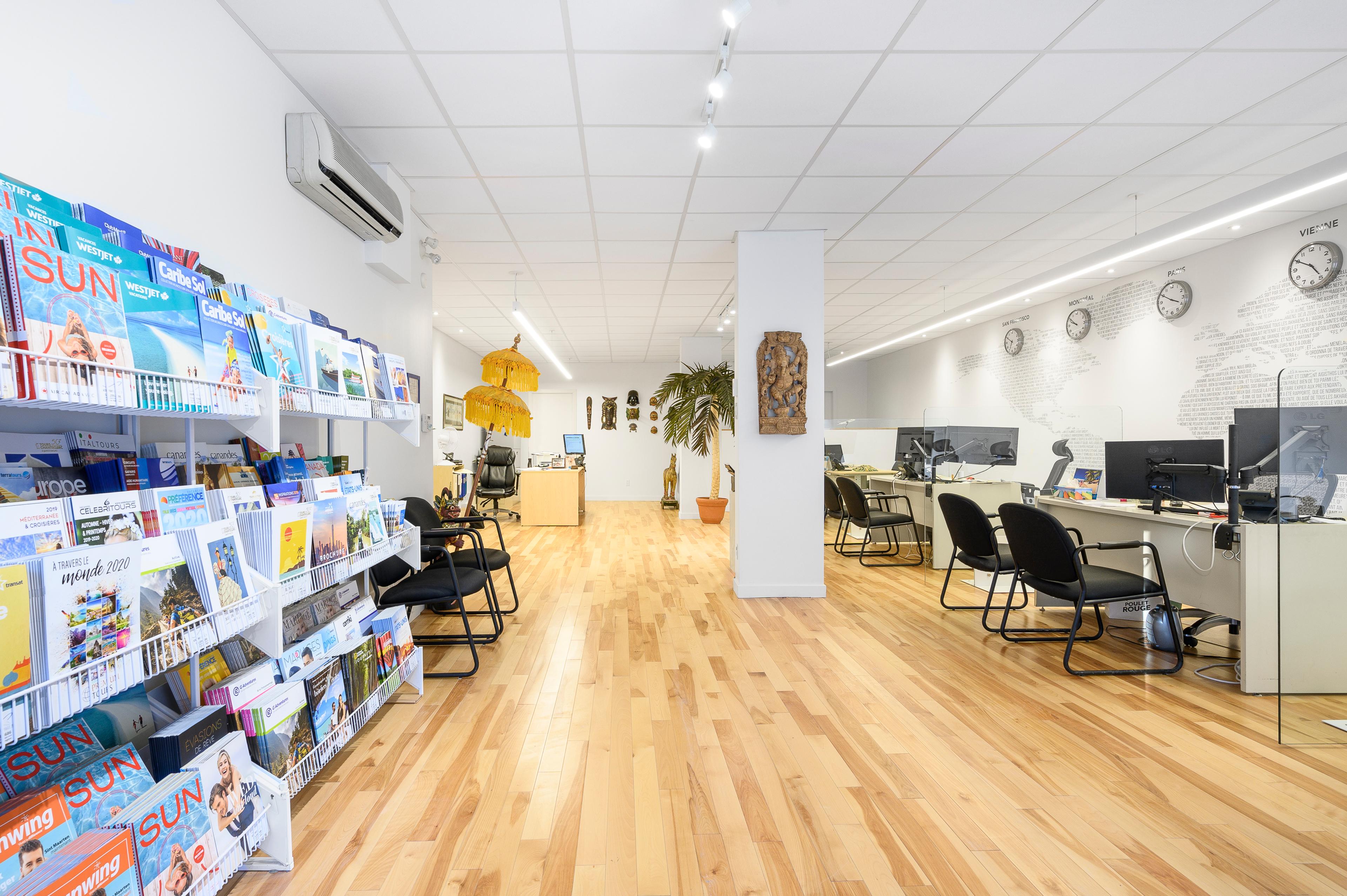 L'intérieur de l'agence, rue Wellington : les bureaux des conseillers et le mur des horloges