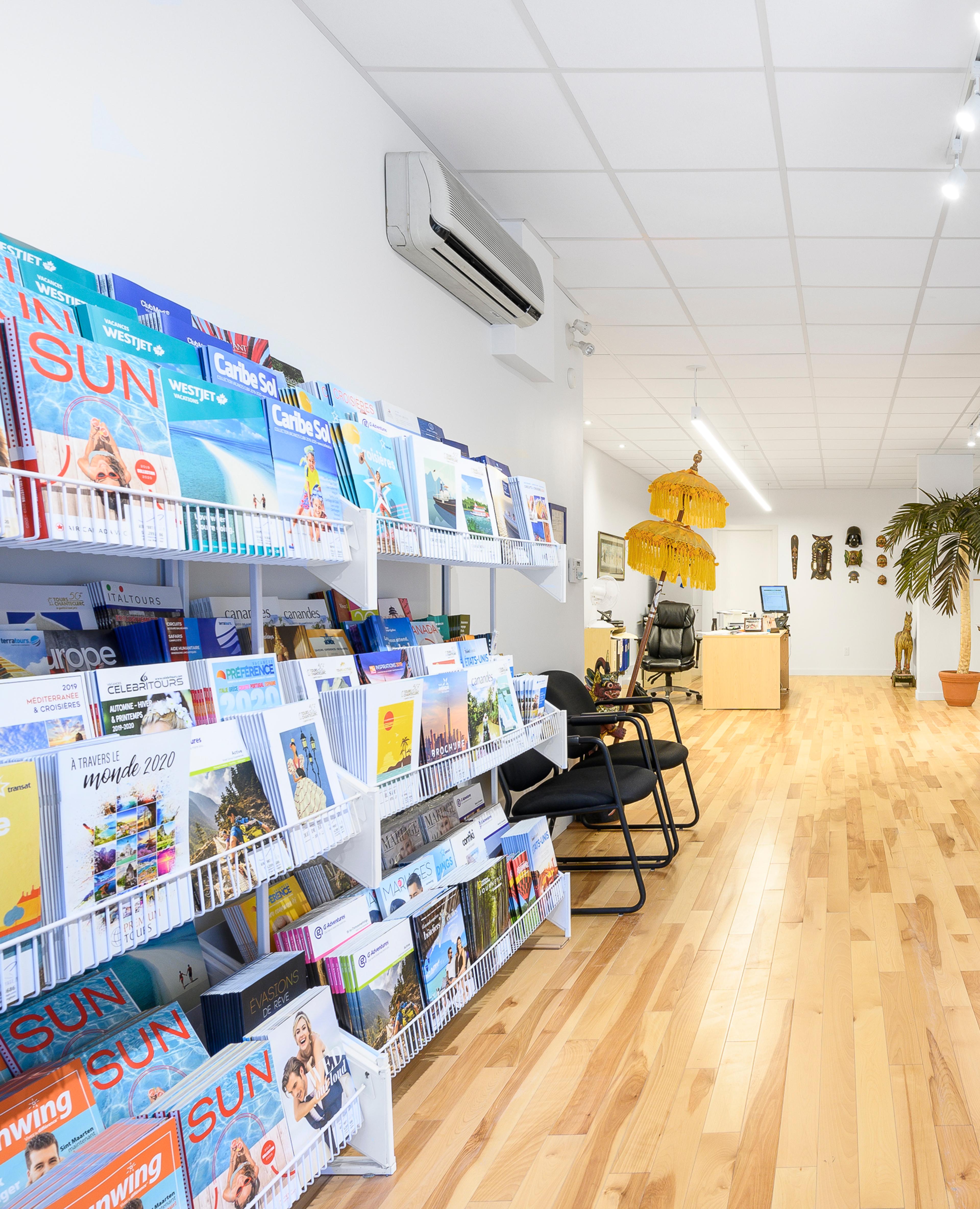 Le mur de brochures de l'agence, rue Wellington