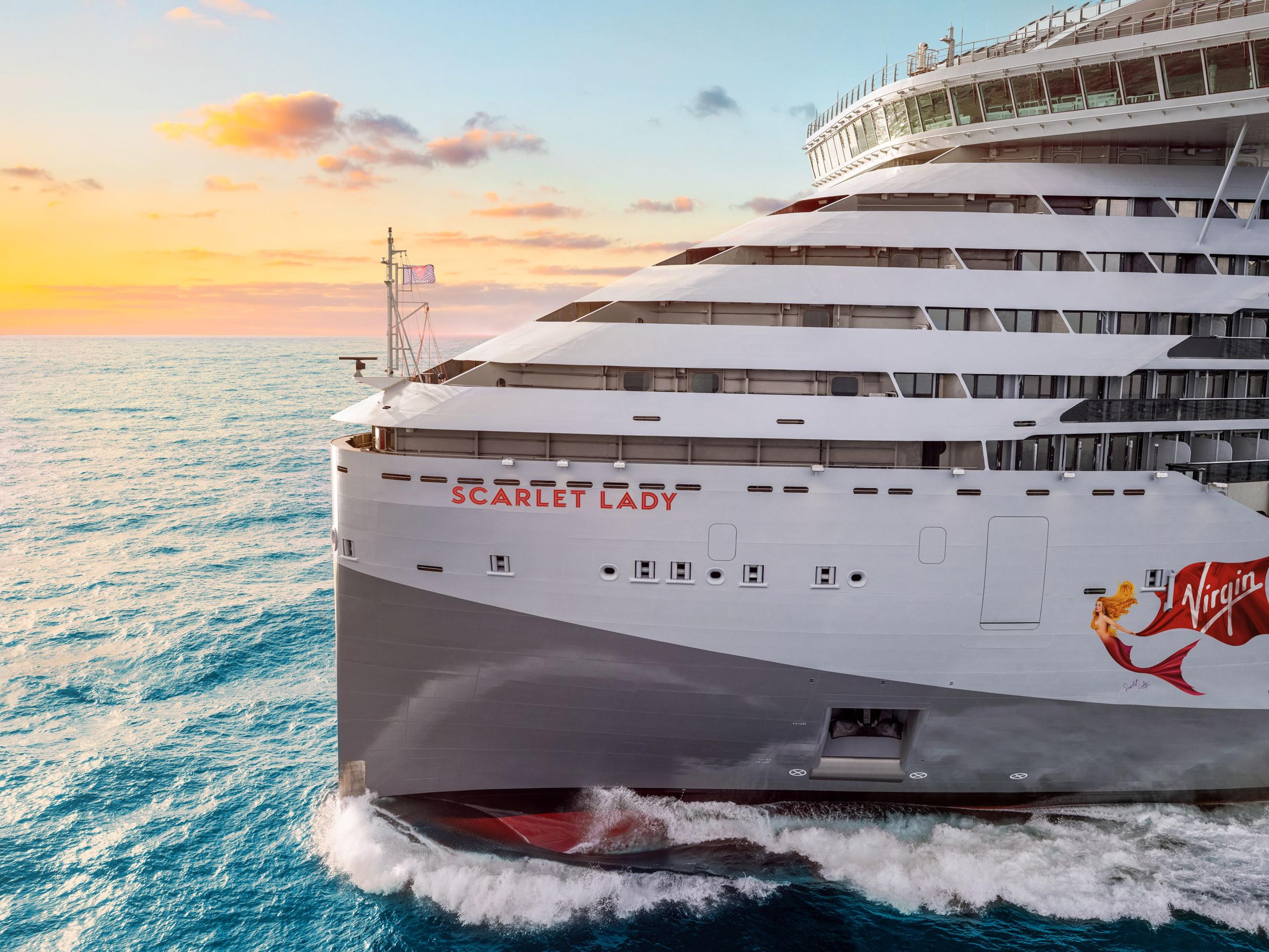 L'avant du Scarlet Lady en pleine mer, au coucher du soleil