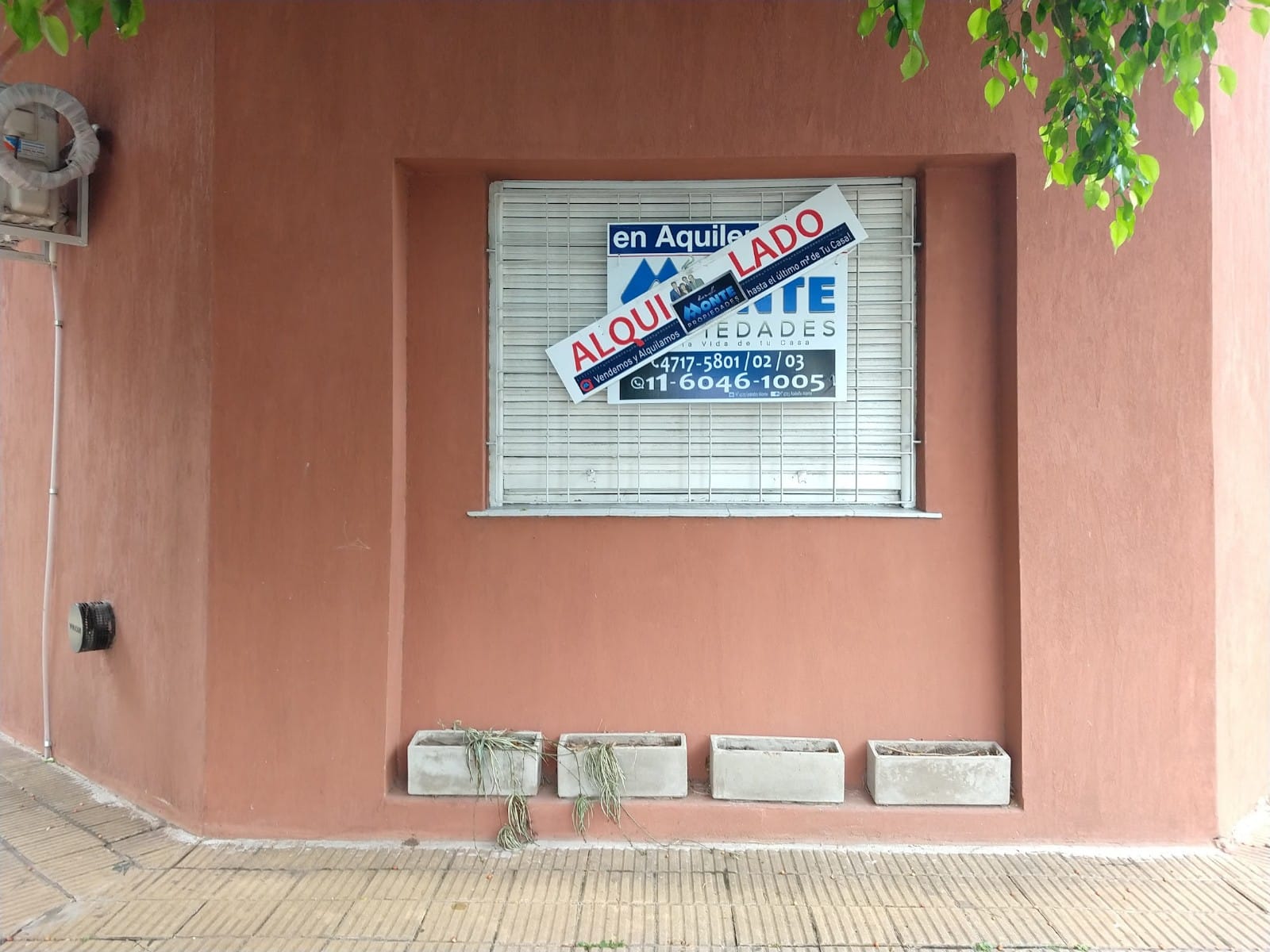 Cartel de Rodolfo Monte Propiedades. Alquilada