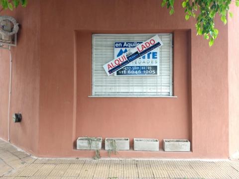 Cartel de Rodolfo Monte Propiedades. Alquilada