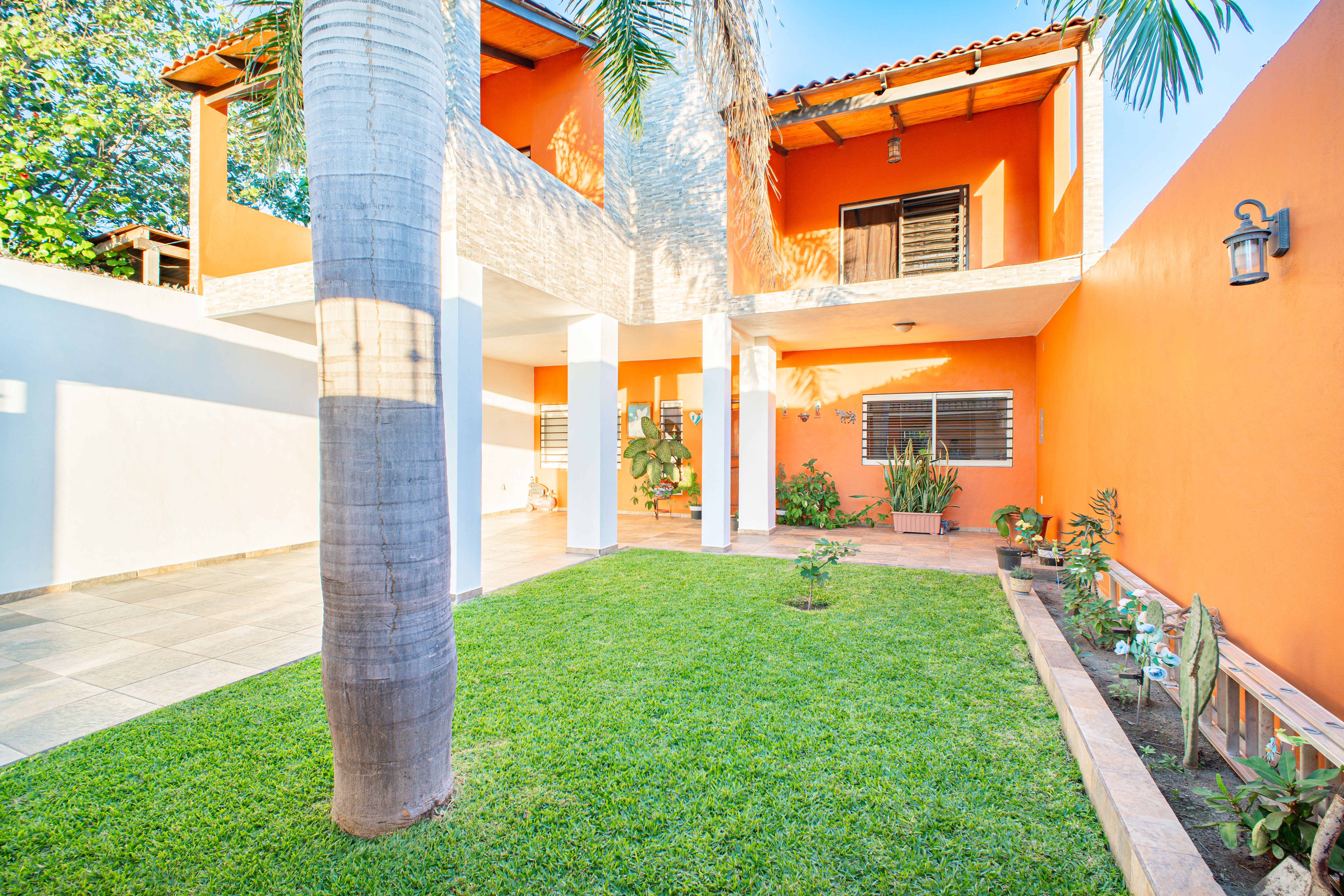 HERMOSA CASA UBICADA EN COLONIA TULIPANES EN EL GRULLO - Imagen 4