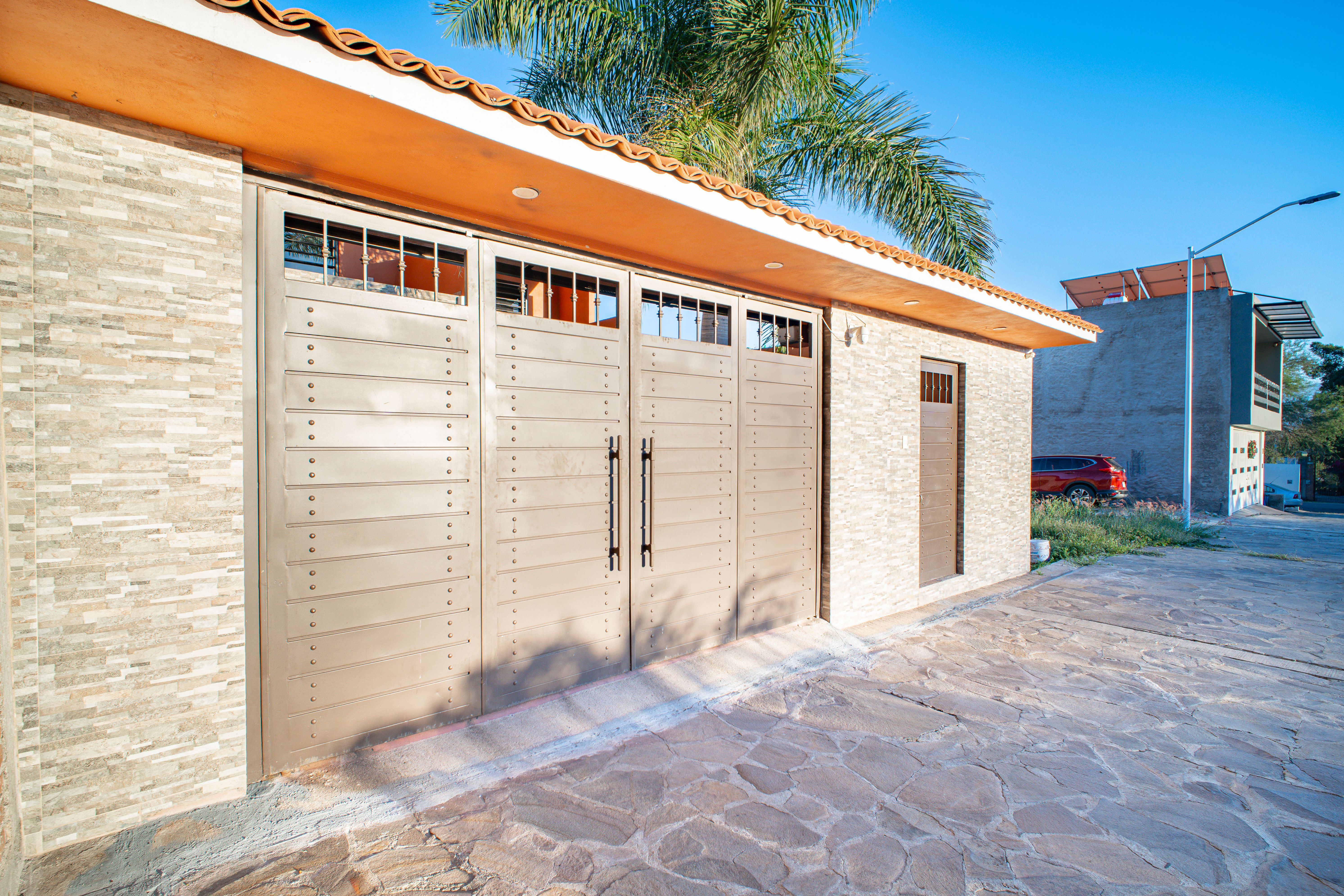 HERMOSA CASA UBICADA EN COLONIA TULIPANES EN EL GRULLO - Imagen 1