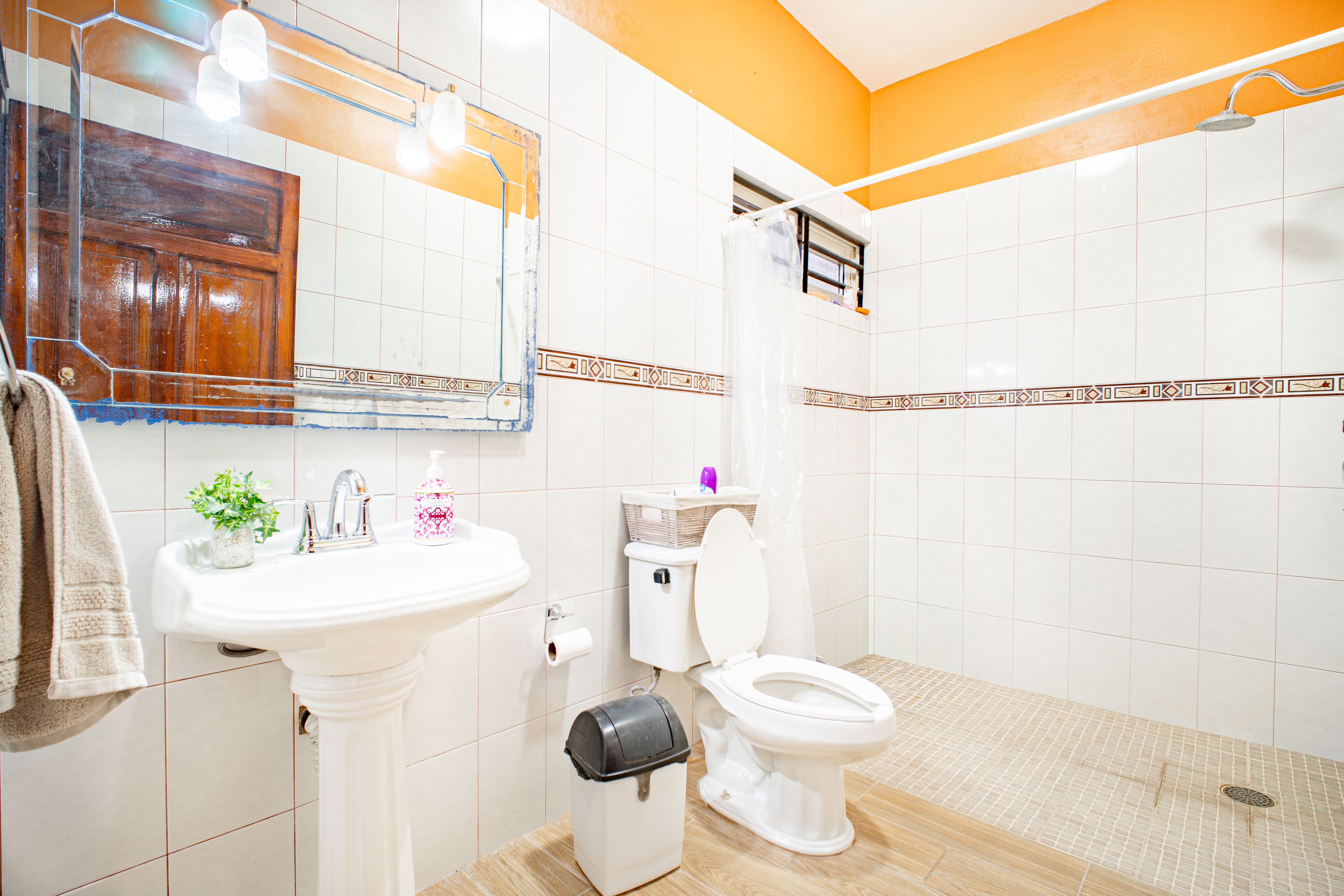 HERMOSA CASA UBICADA EN COLONIA TULIPANES EN EL GRULLO - Imagen 10