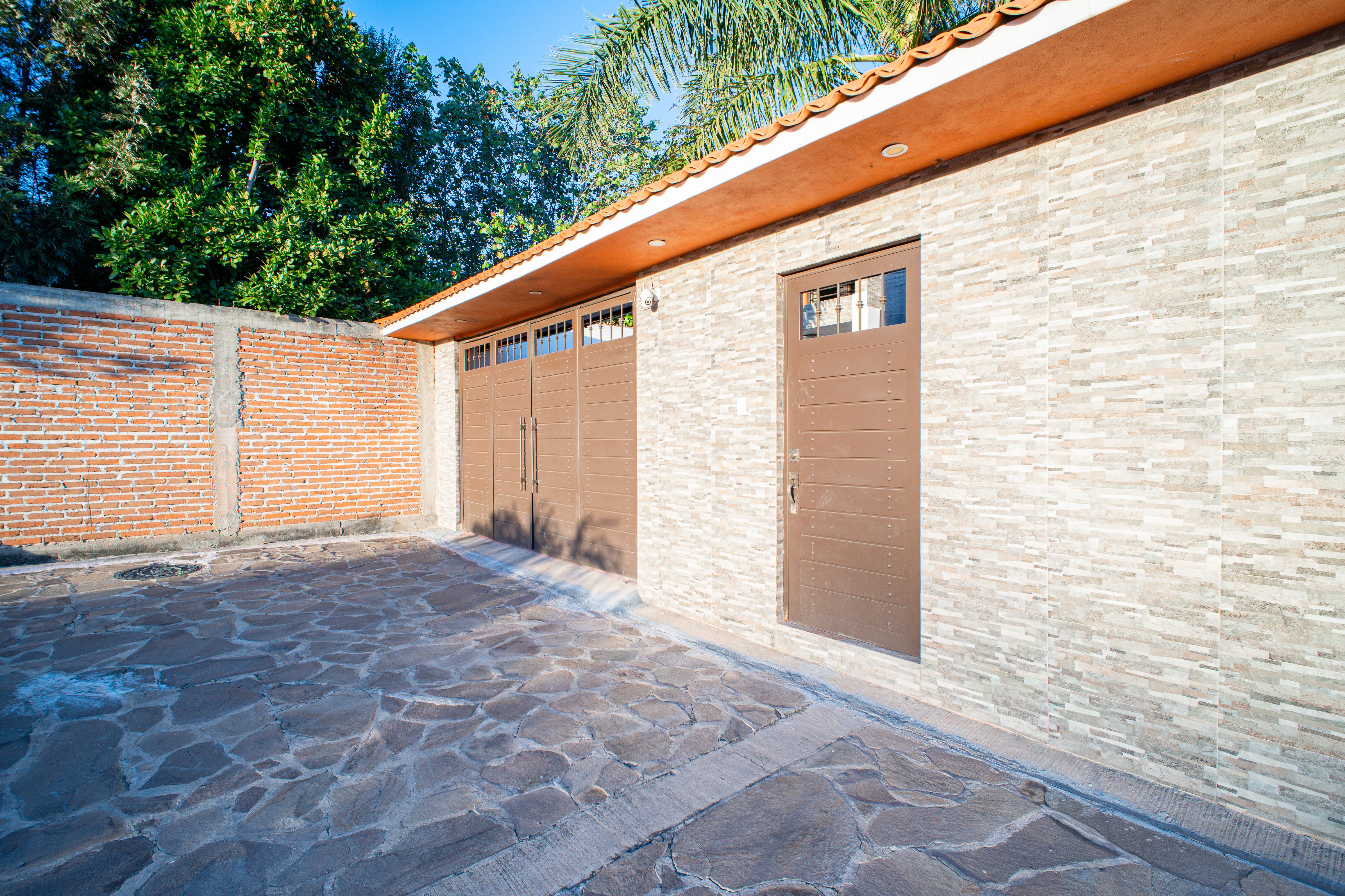 HERMOSA CASA UBICADA EN COLONIA TULIPANES EN EL GRULLO - Imagen 2