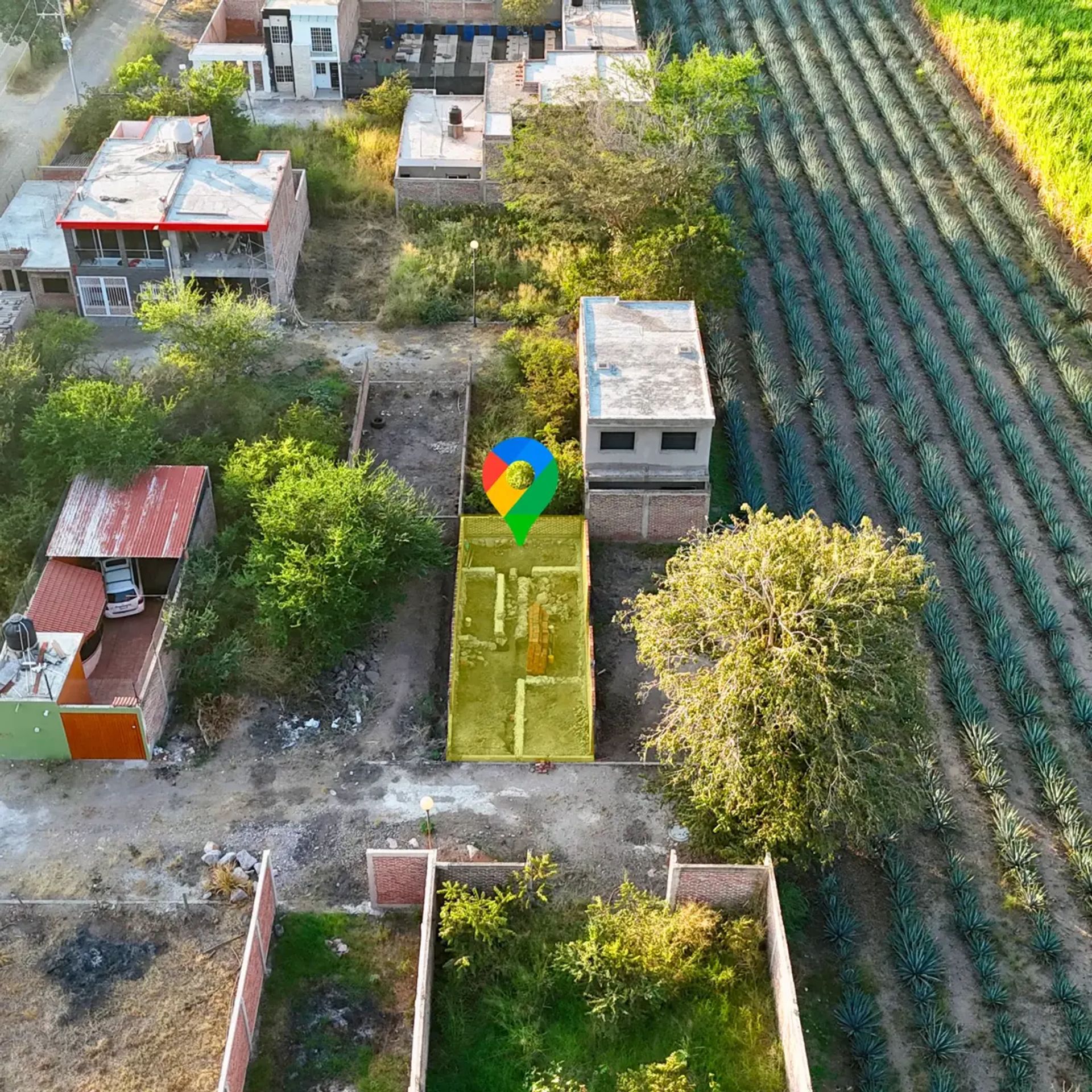 LOTE CON CIMIENTOS Y MUROS PERIMETRALES EN LA COLONIA EL CENTENARIO, EL GRULLO JAL.