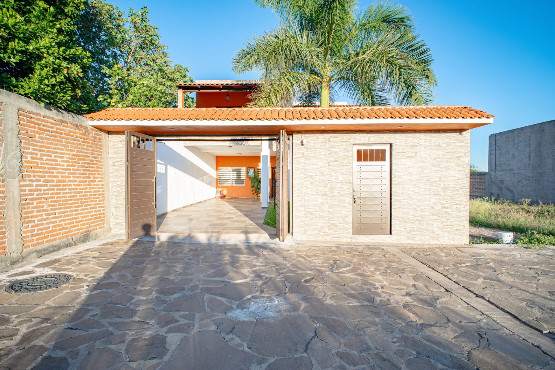 HERMOSA CASA UBICADA EN COLONIA TULIPANES EN EL GRULLO