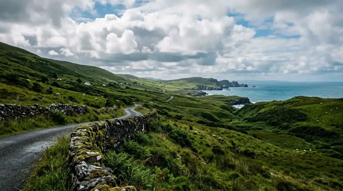 A perfectly structured, scenic driving route navigating the authentic coastal loops of western Ireland.