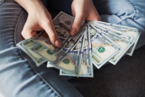 average inheritance falls between $100k and $1 million: holding $100 notes 