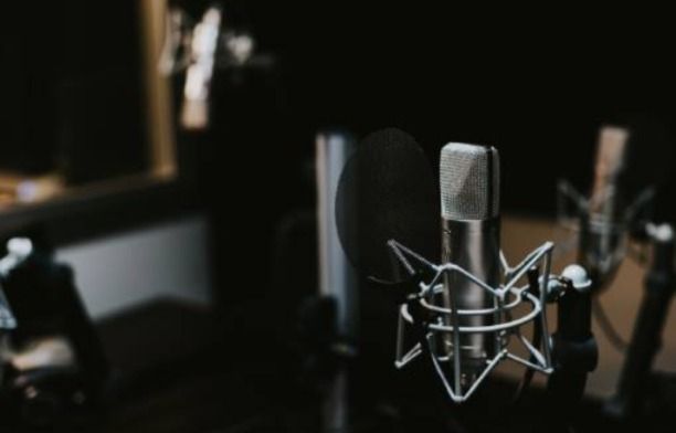 podcast mic in a studio