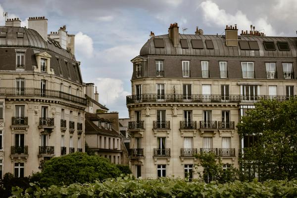Cession de parts de SCI : fiscalité, agrément et étapes 2026
