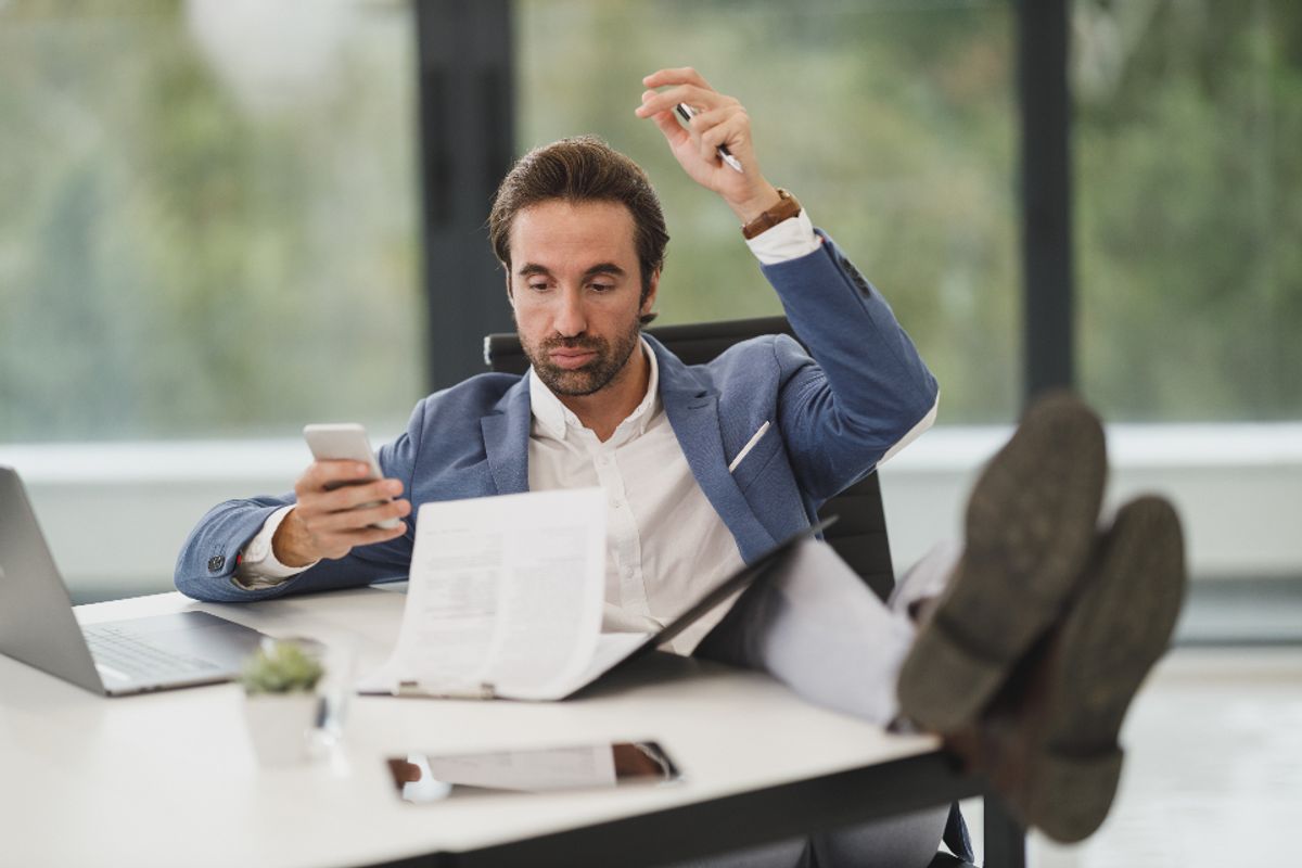 Professionnel libéral examinant ses documents de facturation