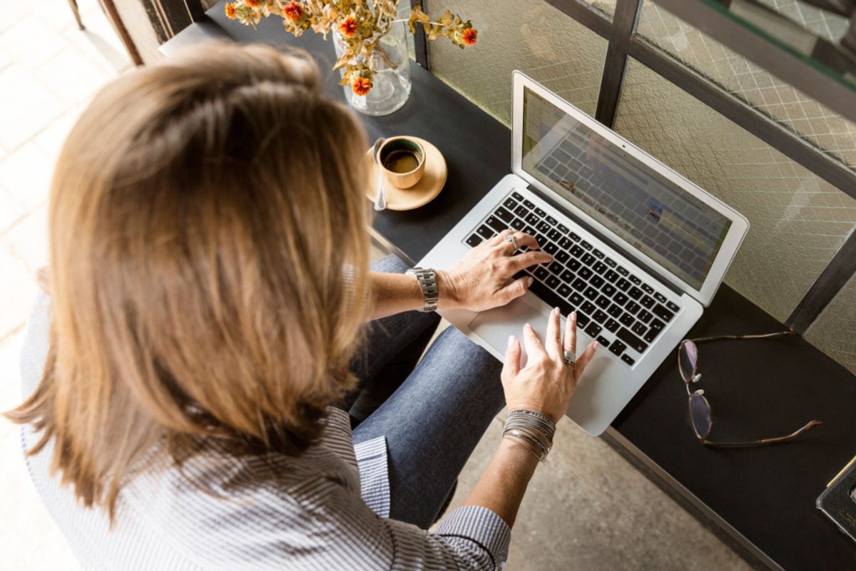 Consultante travaillant sur son ordinateur portable dans un espace de travail