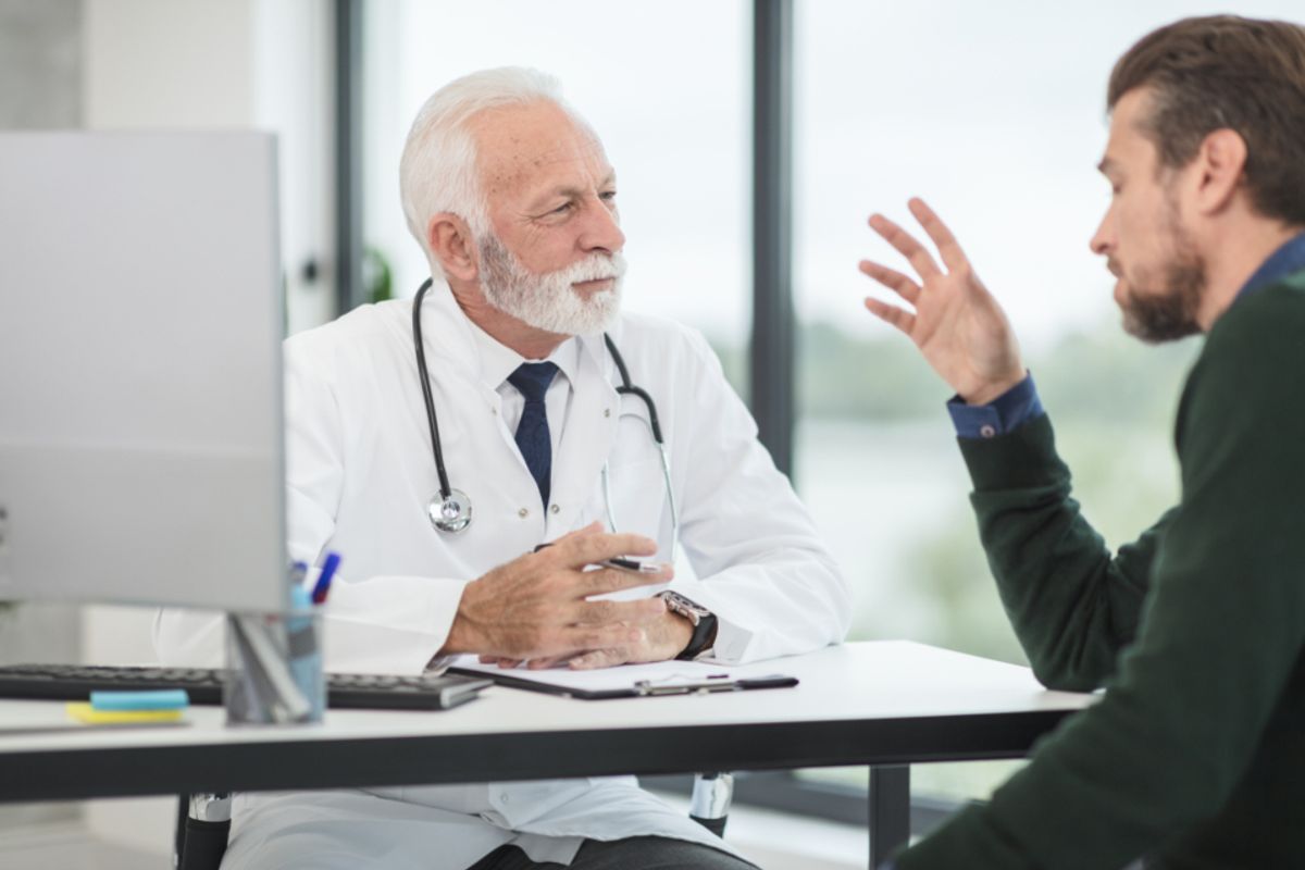 Médecin en consultation avec un patient dans un cabinet de santé