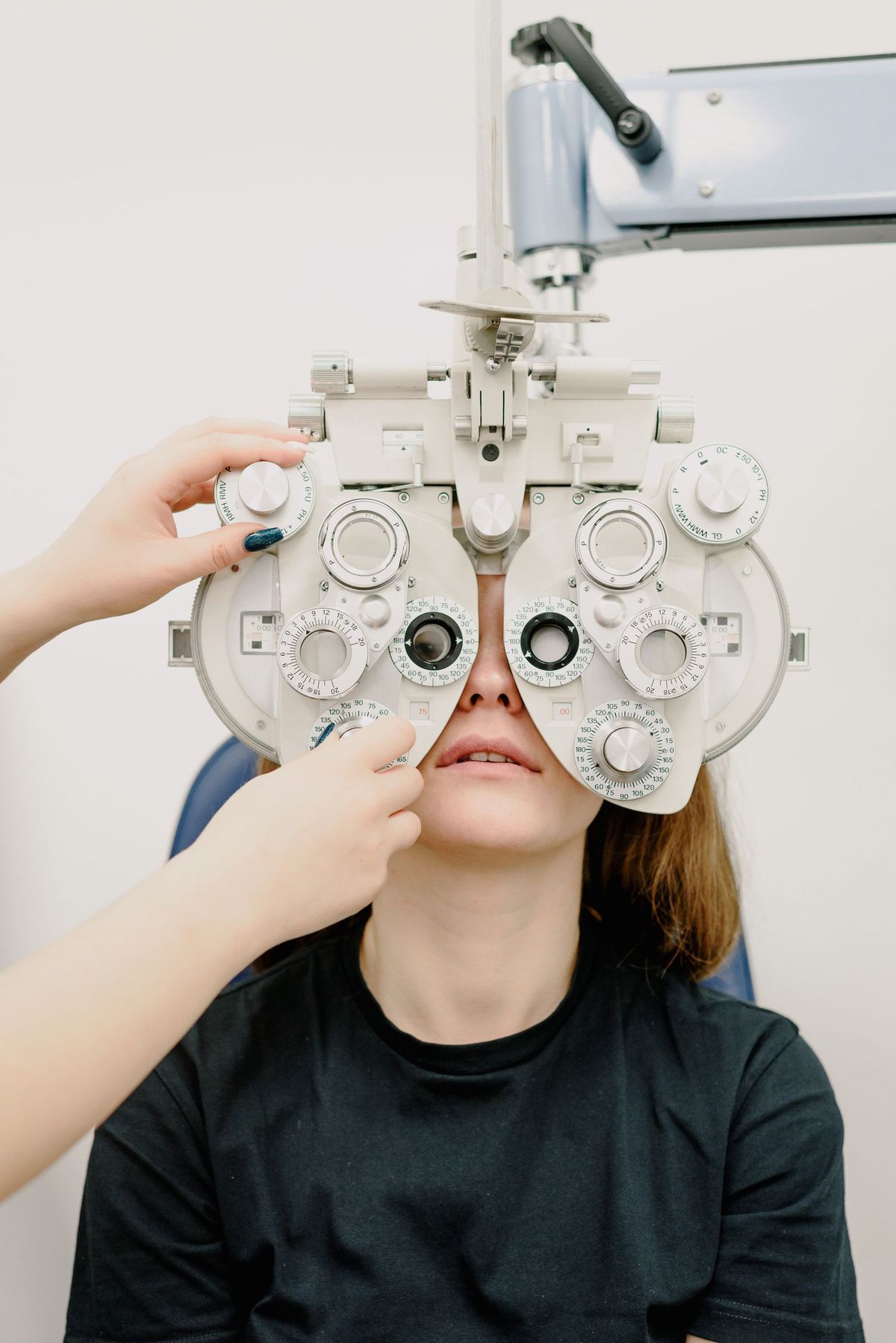 Orthoptiste réalisant un bilan visuel sur un patient