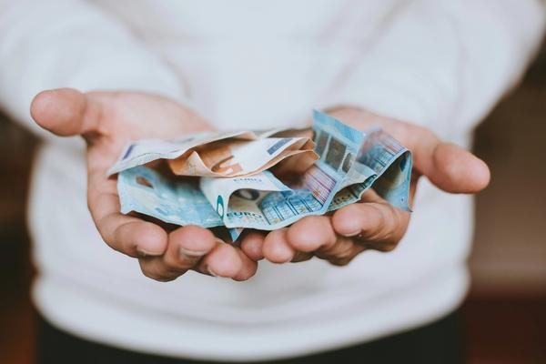 Cession de parts de SARL : procédure, agrément et fiscalité