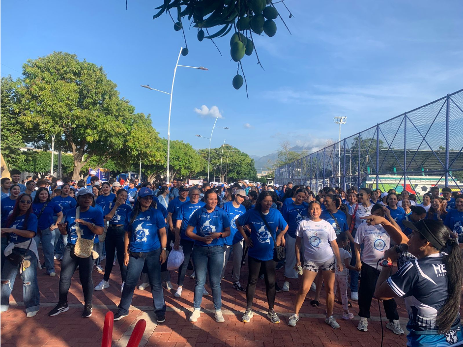 La caminata “Rompiendo Barreras, Cerrando Brechas” reunió a 380 personas