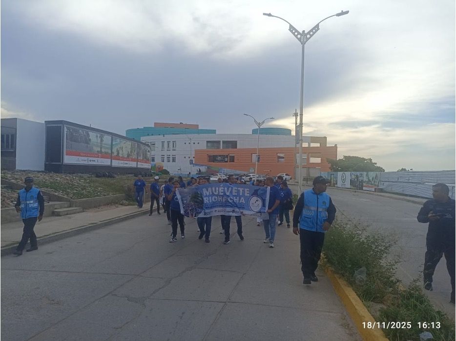 Actividad física en Plaza María Varilla con participantes del programa ‘Muévete por Riohacha’