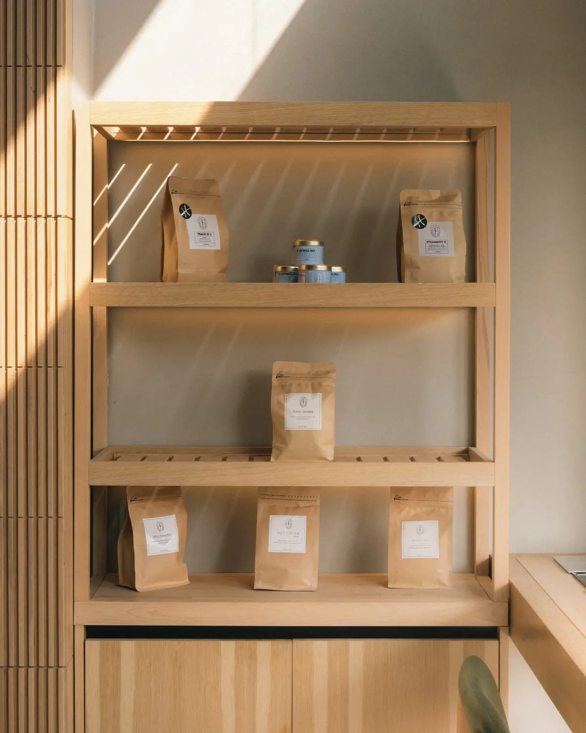 Houten winkelkast met papieren zakken koffie en blikjes in het zonlicht