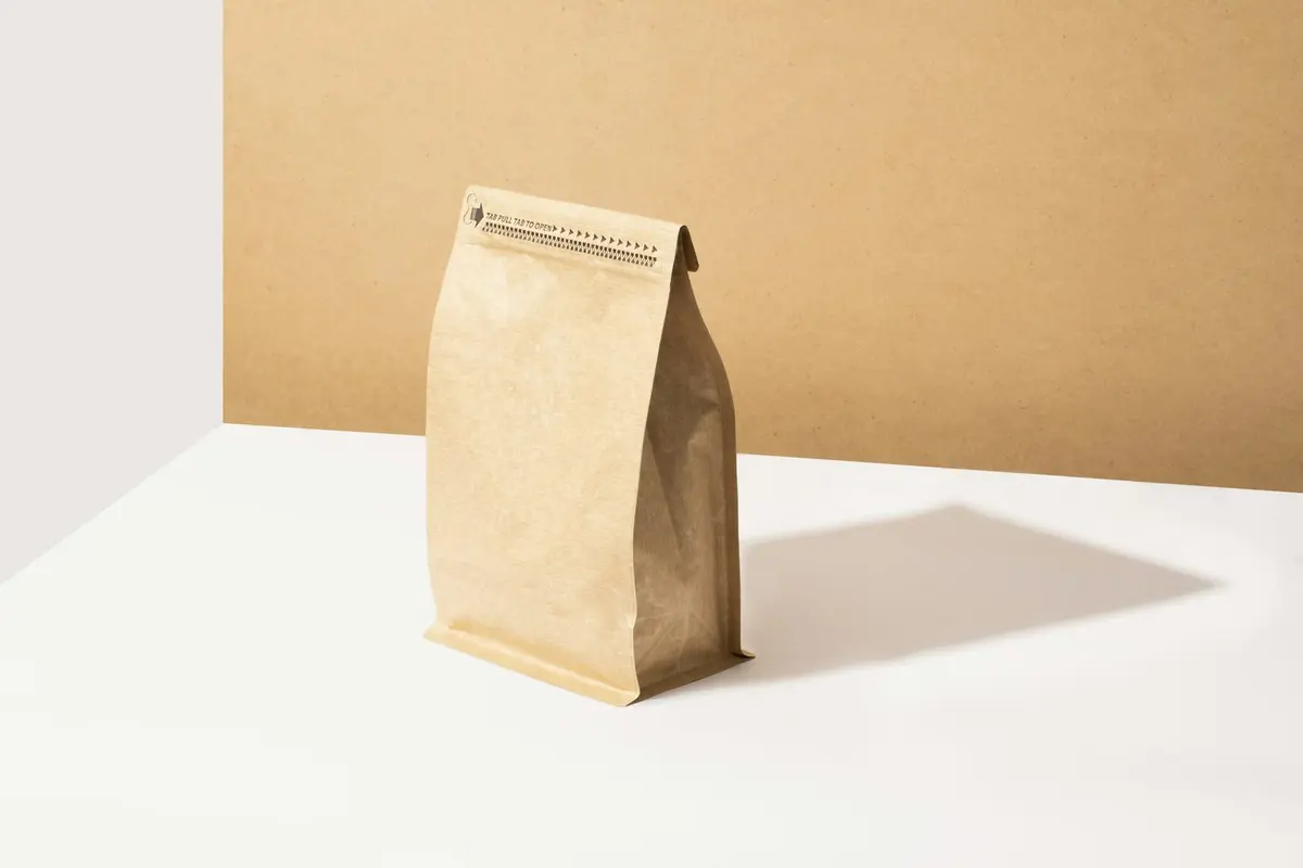 Bruine papieren zak koffie op een witte tafel