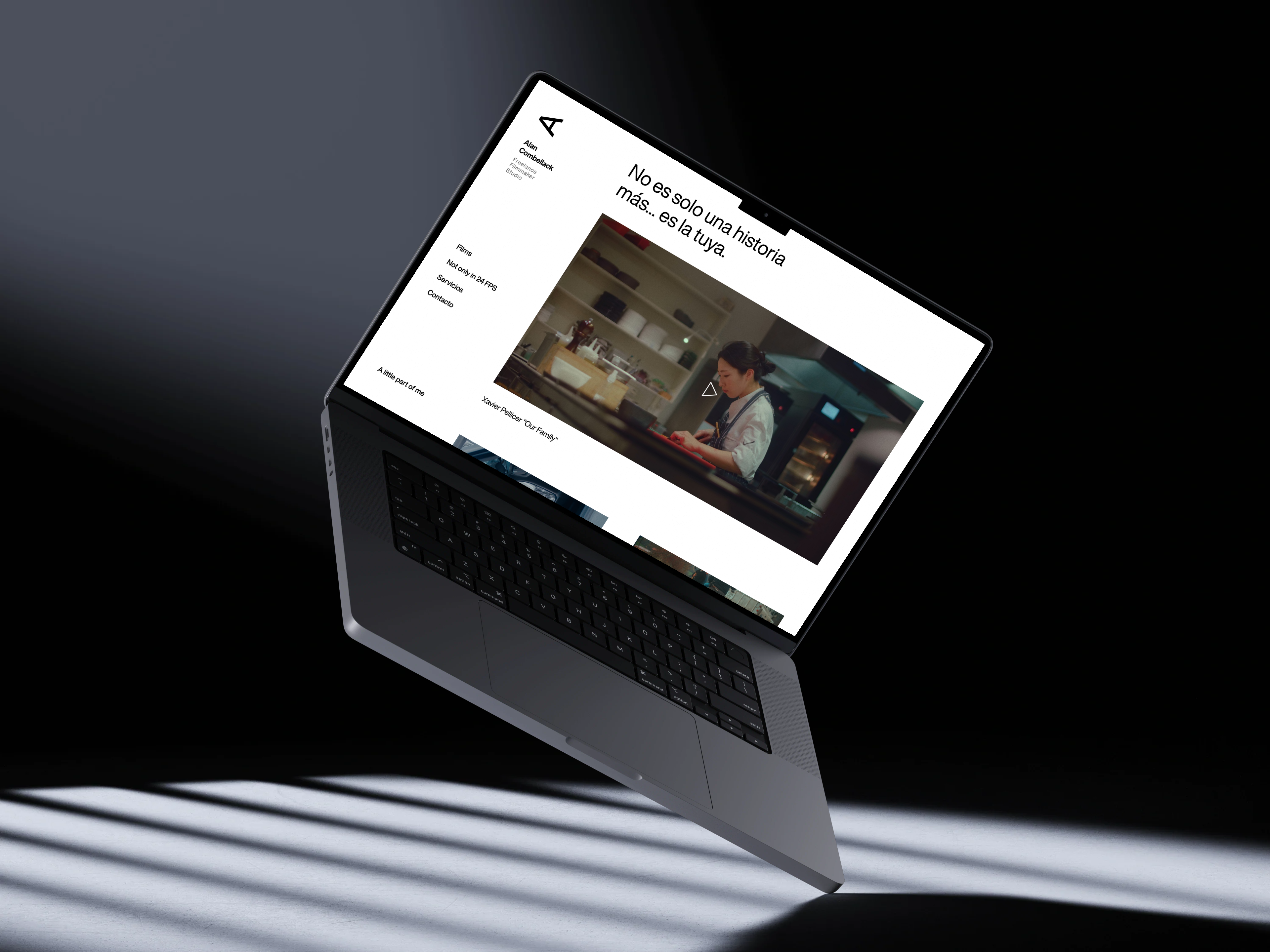 La portada de alancombellack.com en un portátil: la barra lateral a la izquierda y el film destacado ocupando el resto
