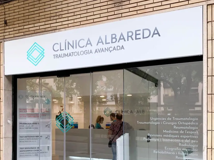 La fachada del nuevo centro de Clínica Albareda en Sants