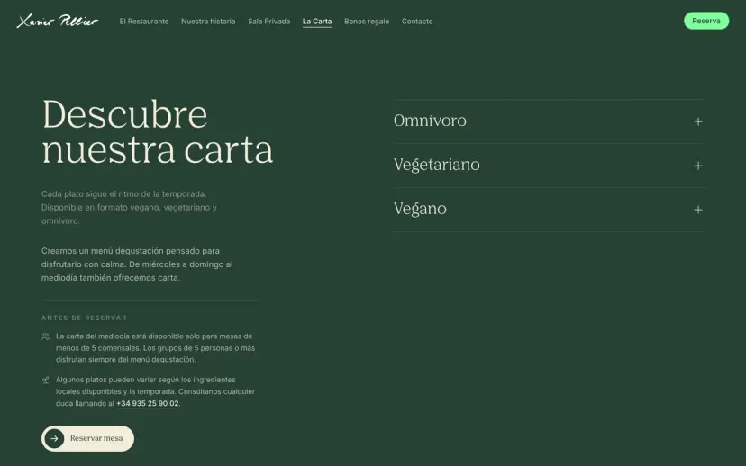 La página de la carta: los menús omnívoro, vegetariano y vegano desplegables, con el aviso de reserva previa