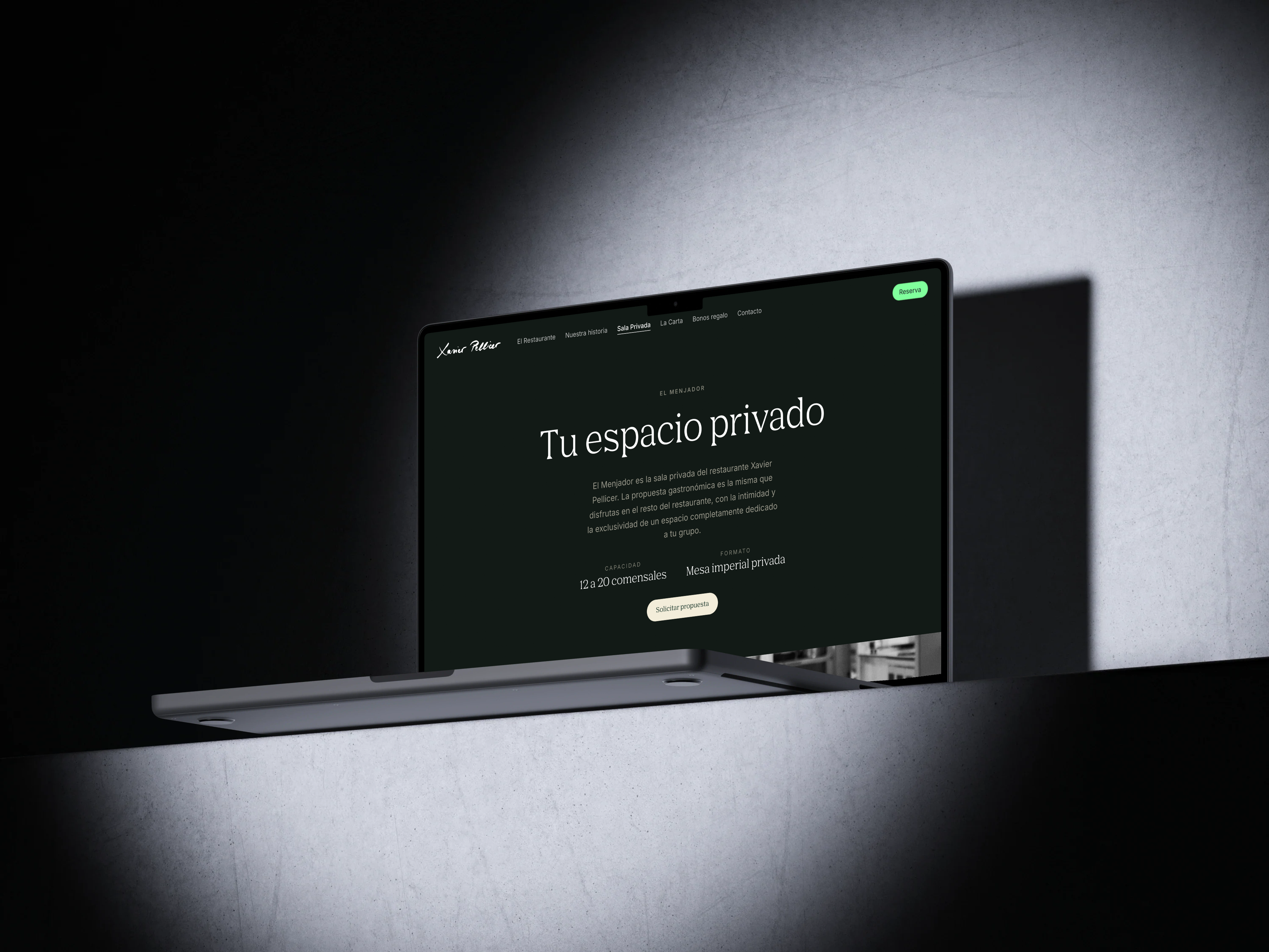 La página de la sala privada en un portátil: "Tu espacio privado", de 12 a 20 comensales en mesa imperial y el botón de solicitar propuesta