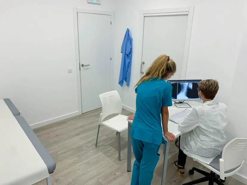 Una consulta en Clínica Albareda: el equipo revisa una radiografía
