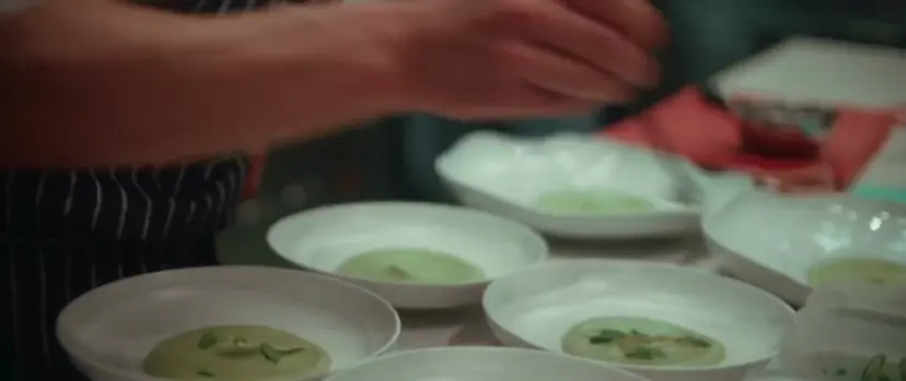 El vídeo de la web de Xavier Pellicer: el comedor, la cocina en marcha y el emplatado