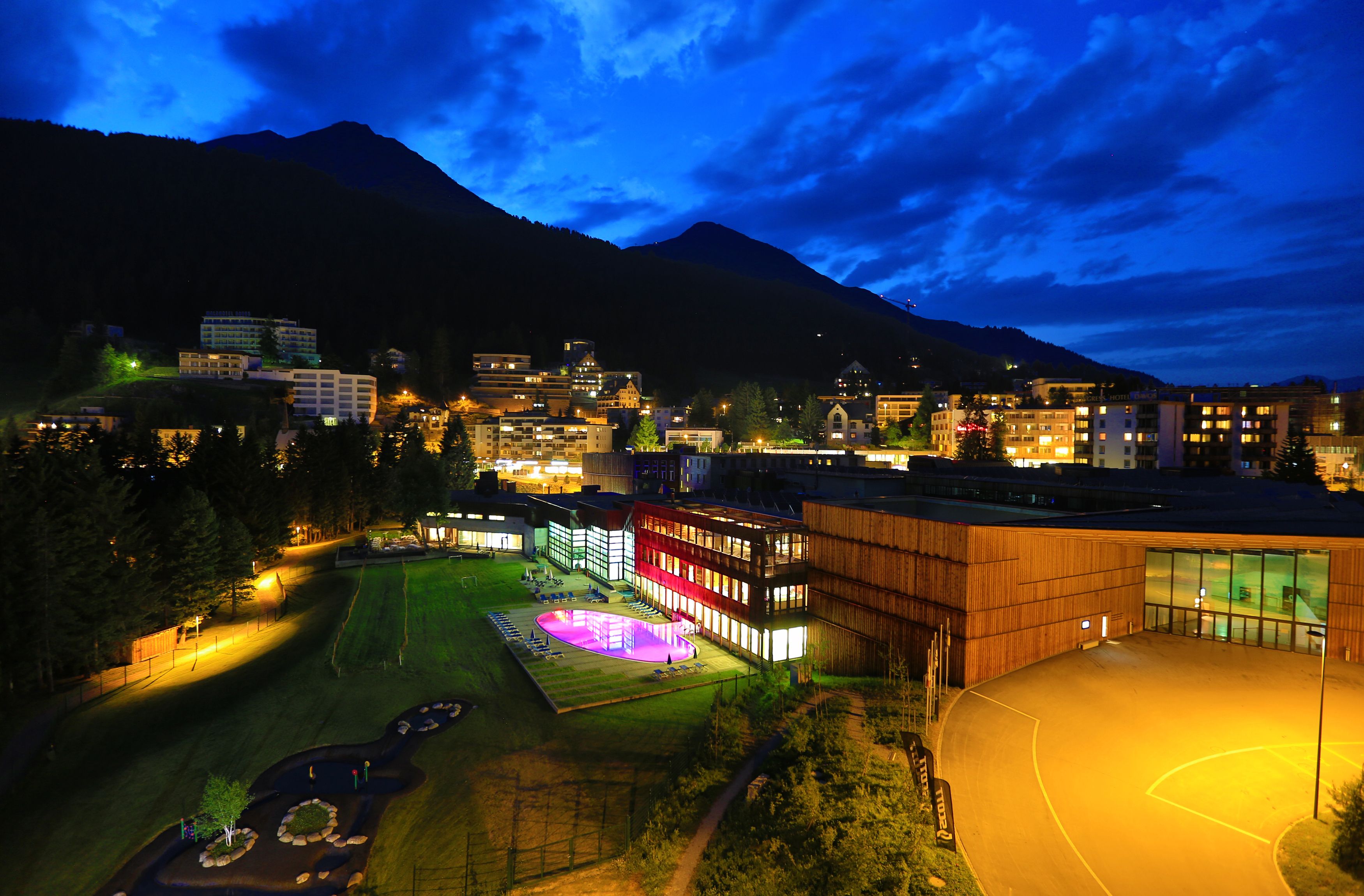 Hallenbad Eau-là-là Davos aussen Nachtaufnahme