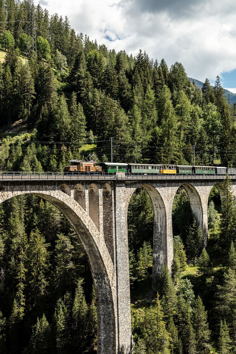 Nostalgiezug bei Wiesen