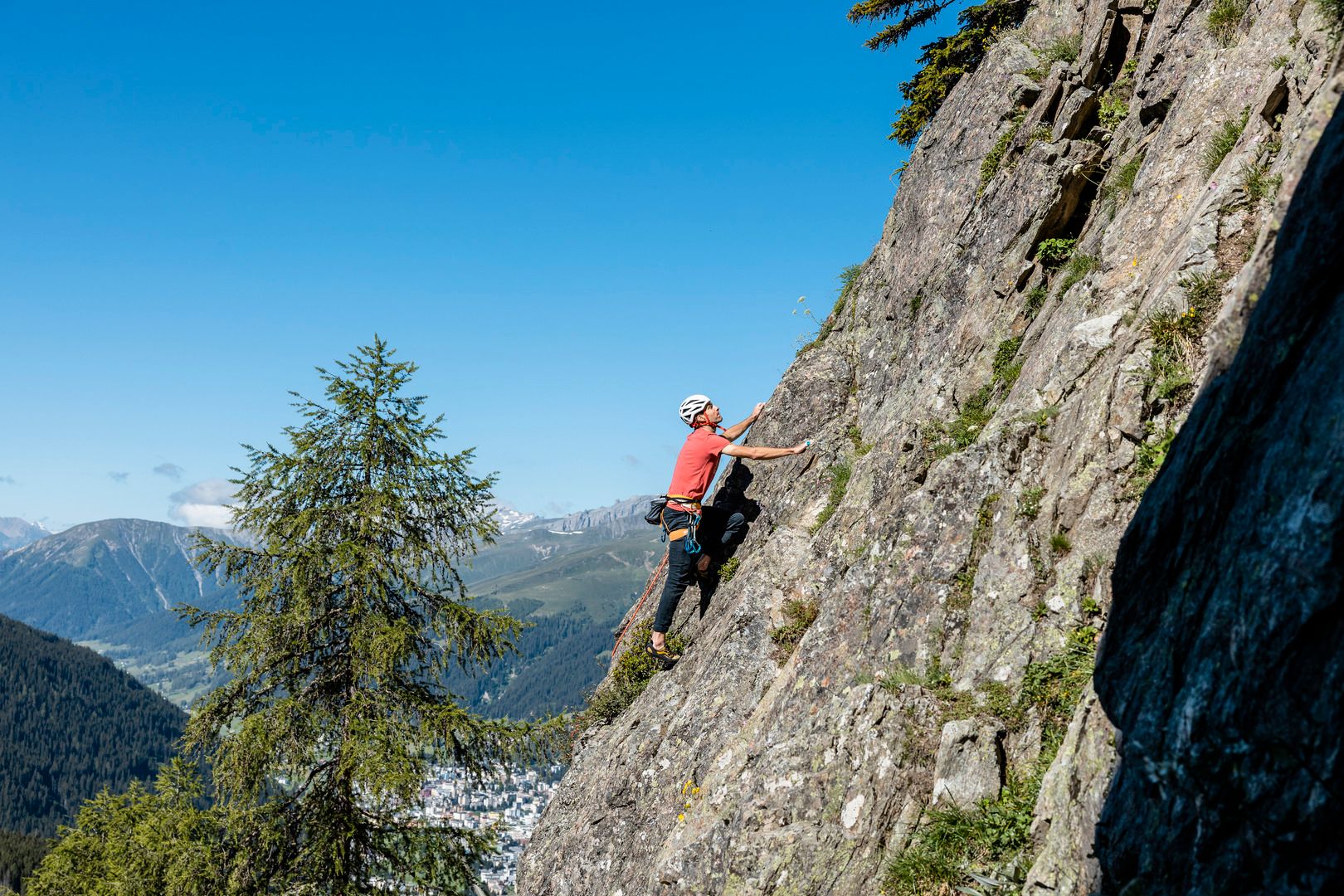 Klettern am Fels im Klettergarten Seehorn in Davos Klosters