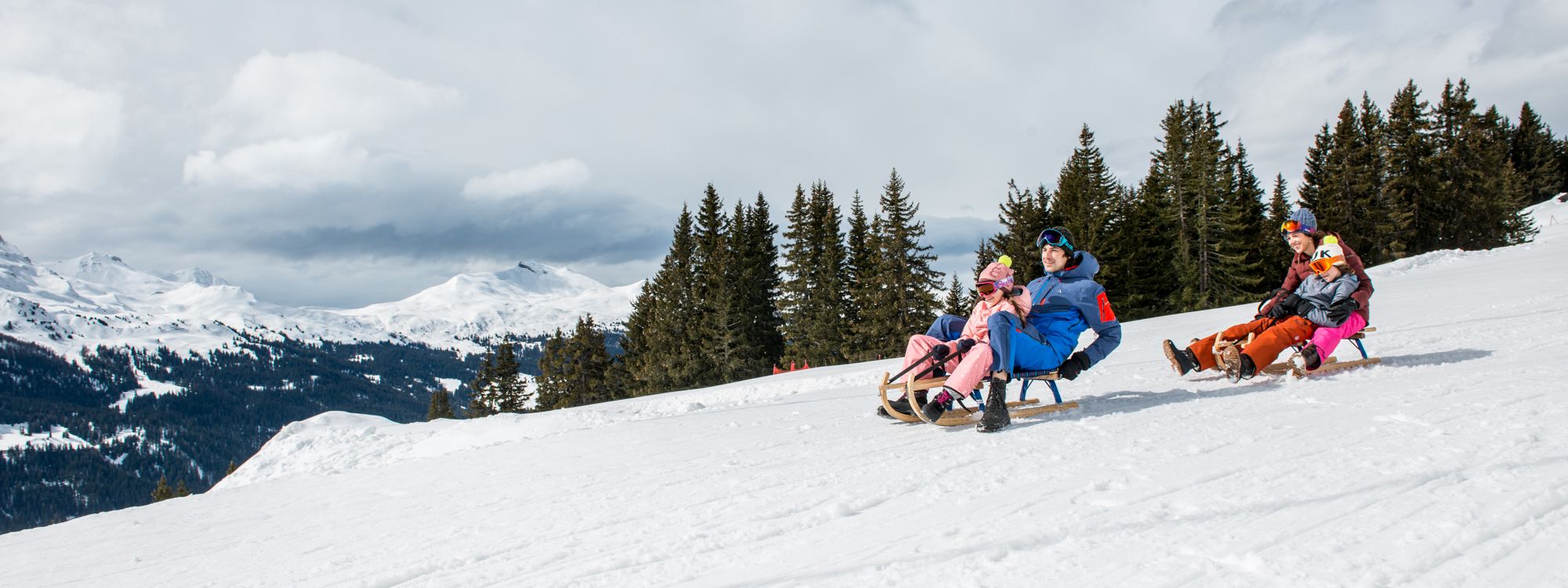 Familie Kinder Schlitteln im Winter