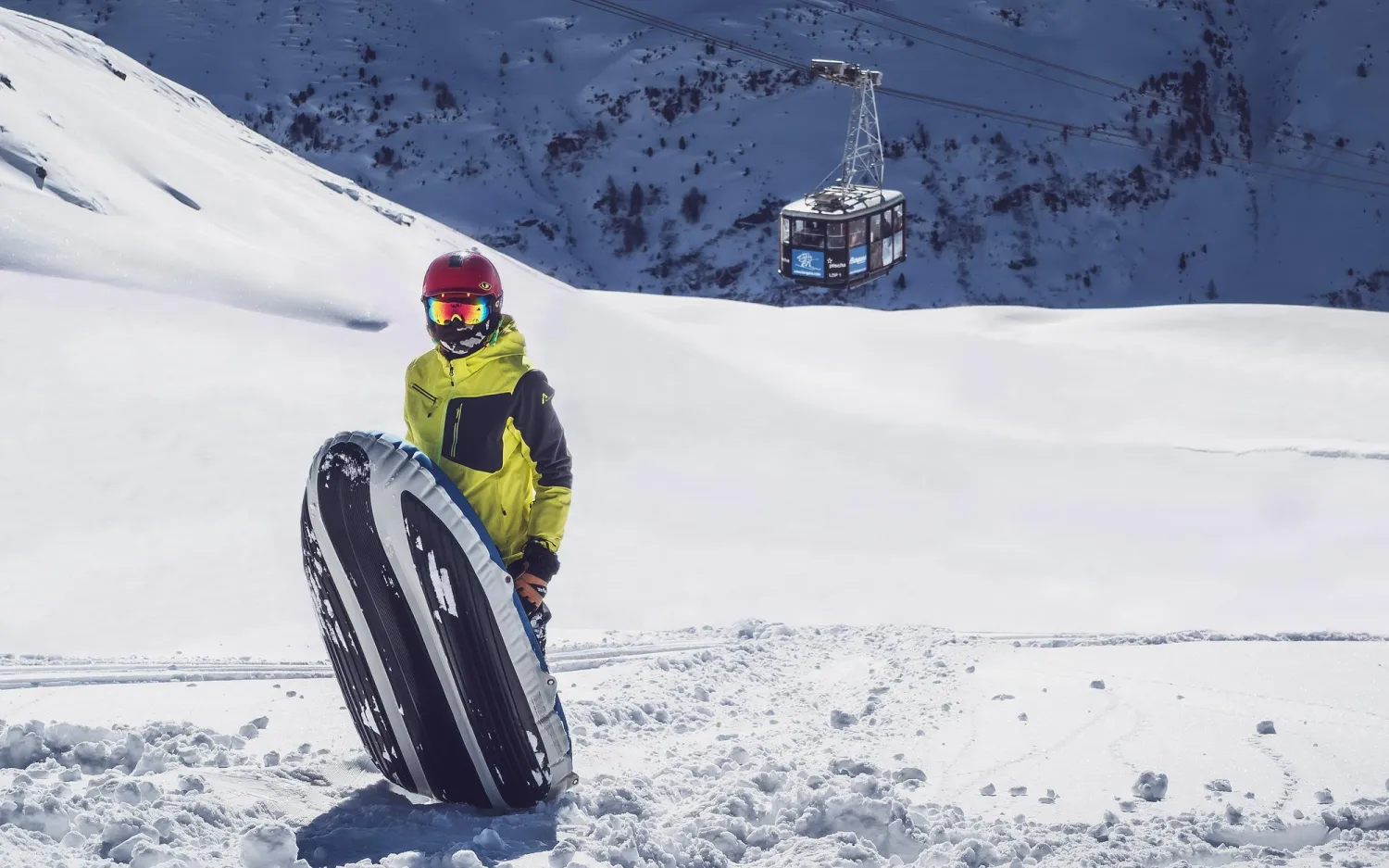 Airboarden auf Pischa im Winter im Schnee