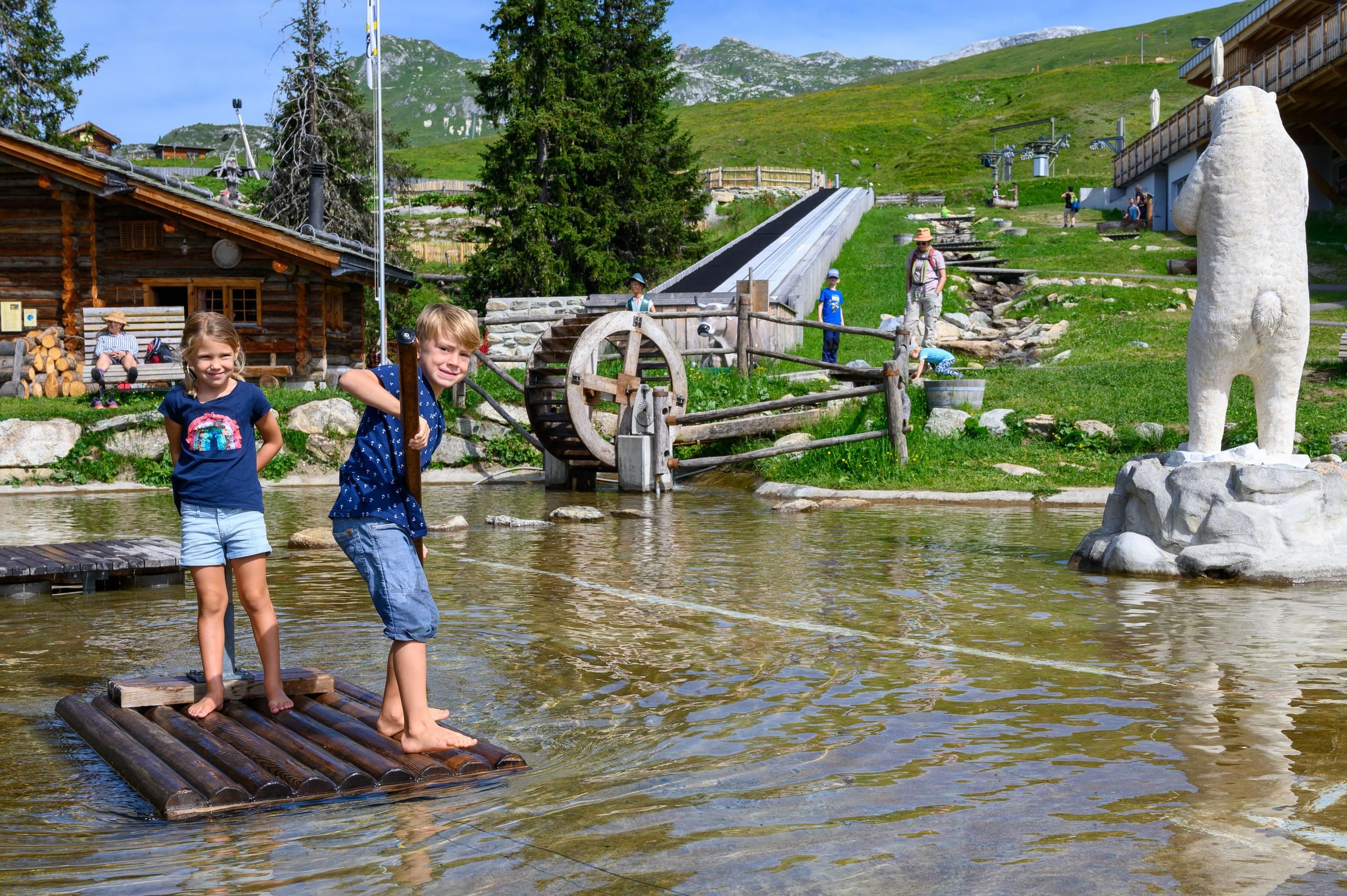 Madrisaland Madrisa Sommer Familie Knabe Mädchen Wasser Spielen Boot