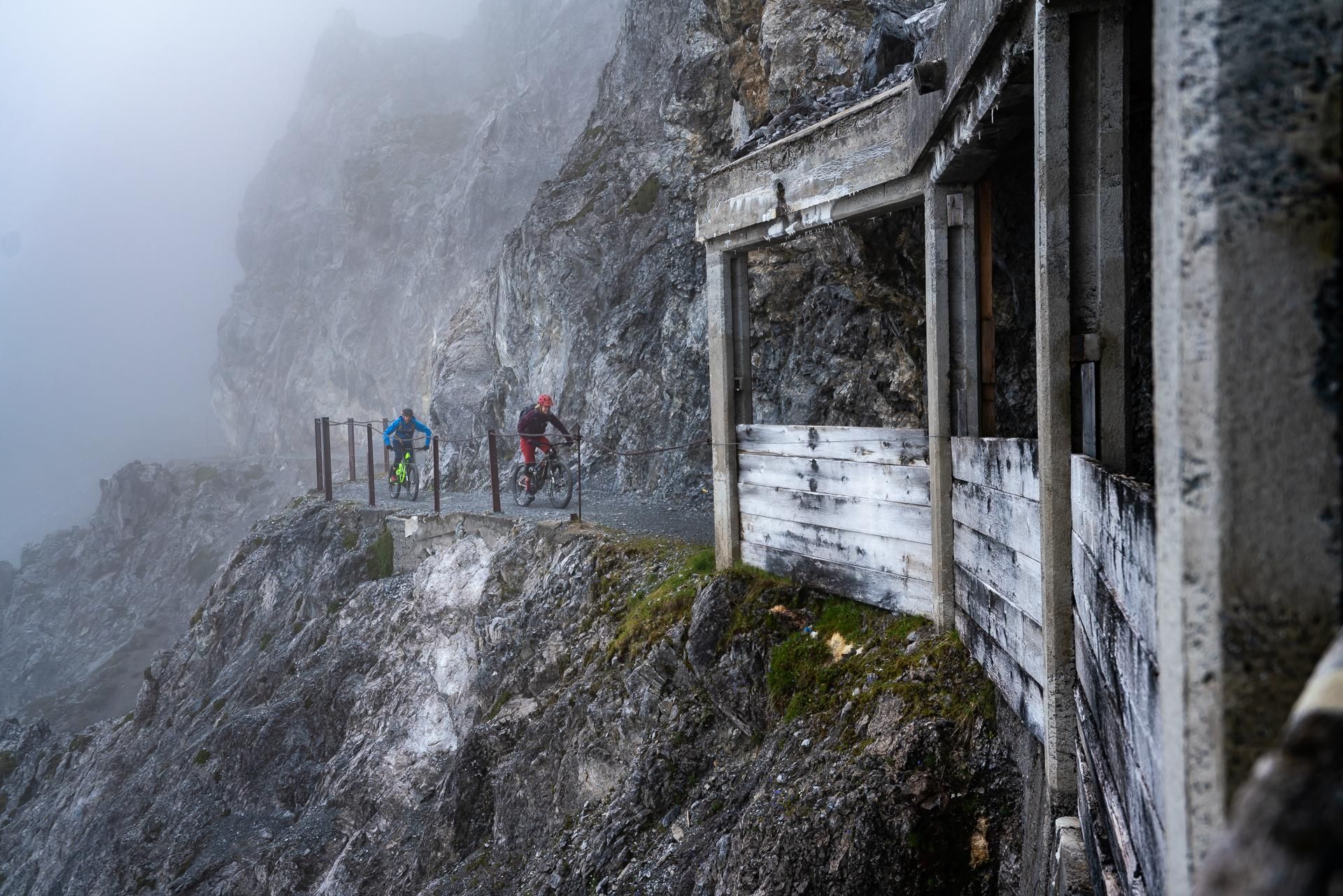 Panoramaweg in Davos Mountainbiker auf dem Felsenweg TrailTales