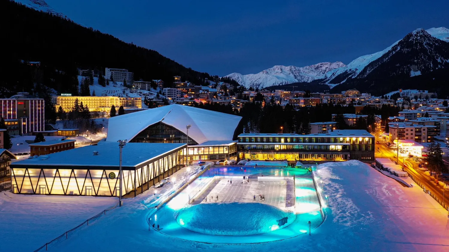 Eistraum Davos Winter Nacht beleuchtete Eishalle Trainingshalle
