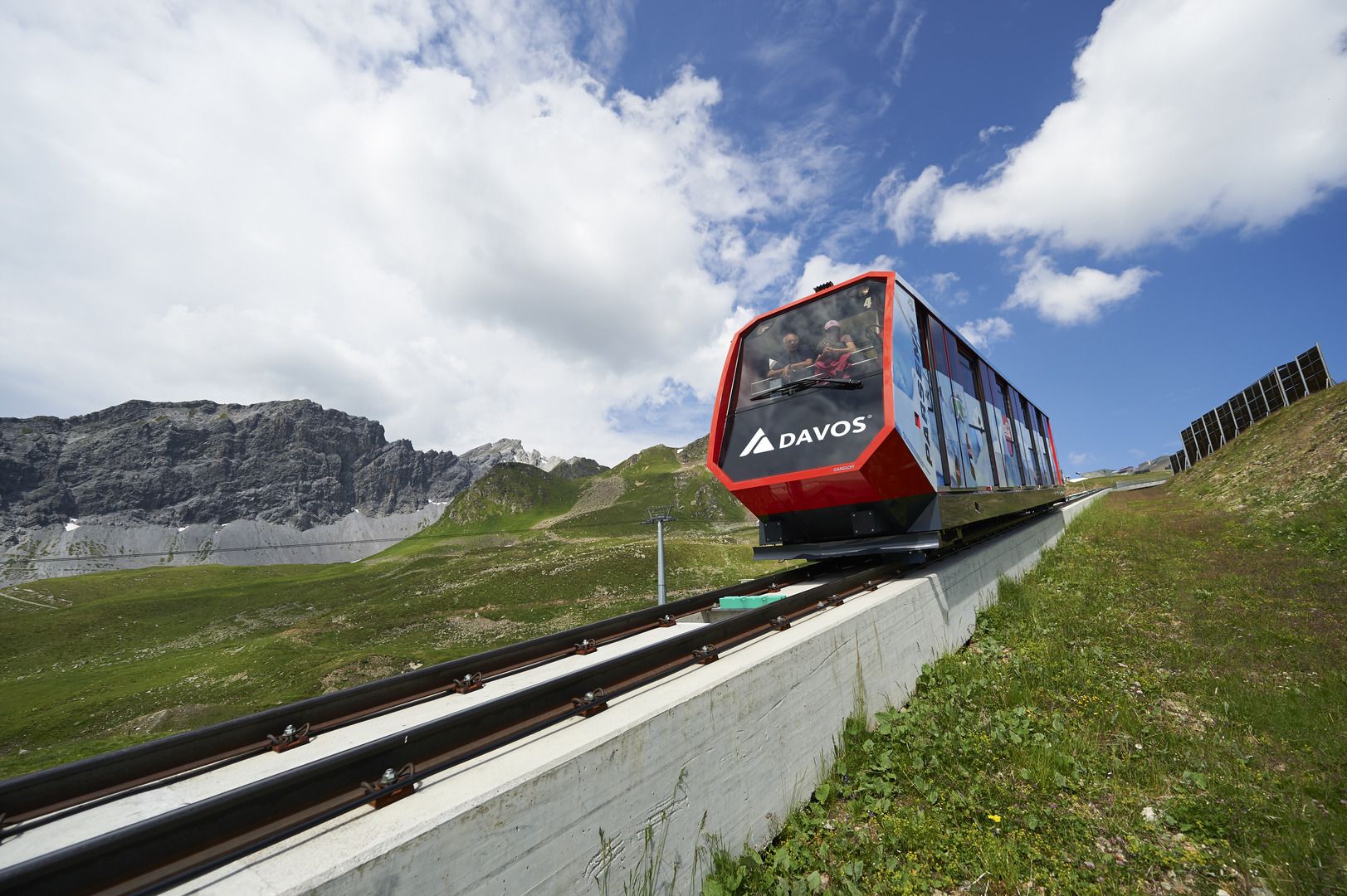 Parsennbahn Standsteilbahn im Sommer