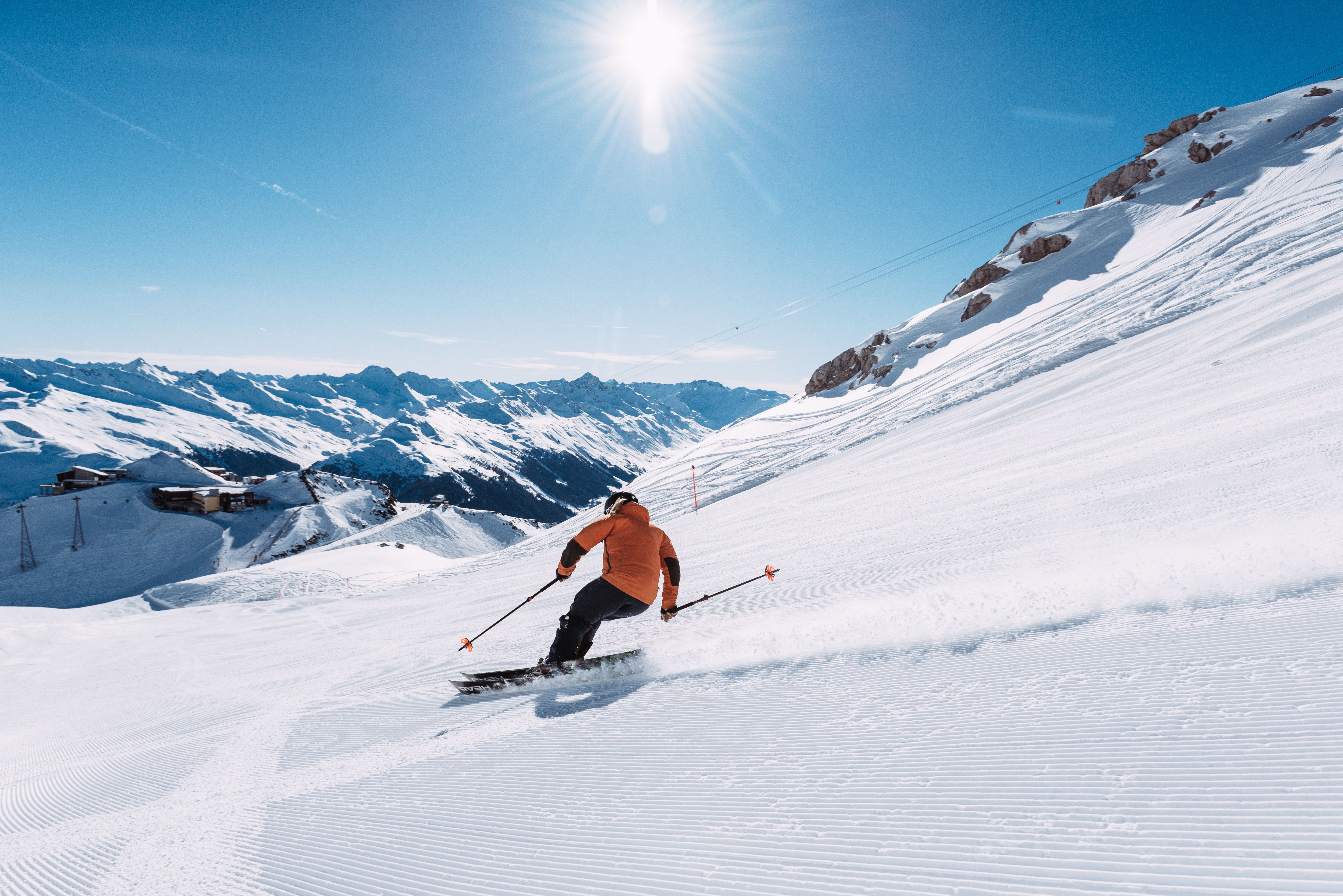 Berge im Winter Schnee Piste Sonne Skifahrer