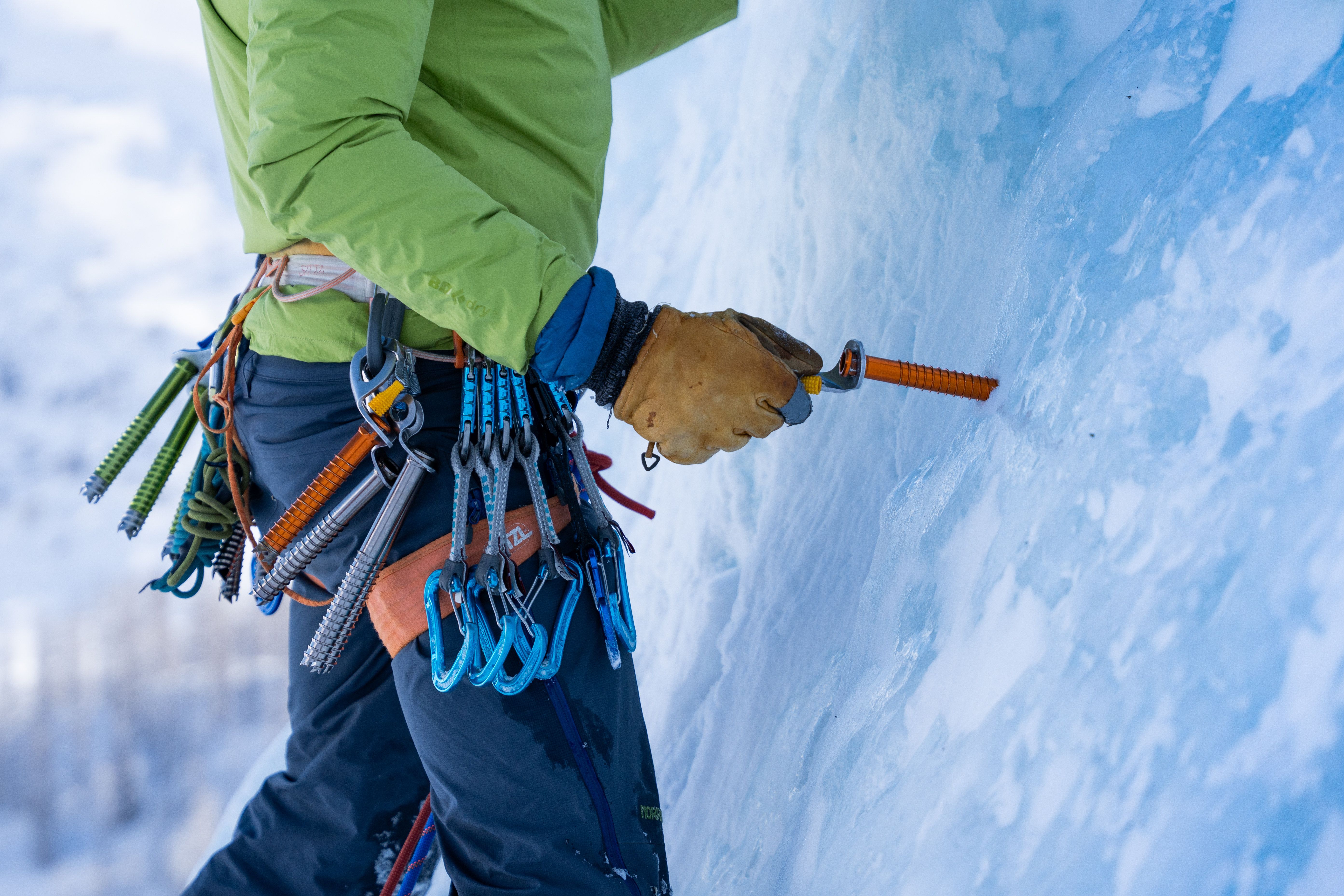 Eisklettern in den Schweizer Alpen beim gefrorenen Wasserfall im Seitental Sertig in Davos Klosters