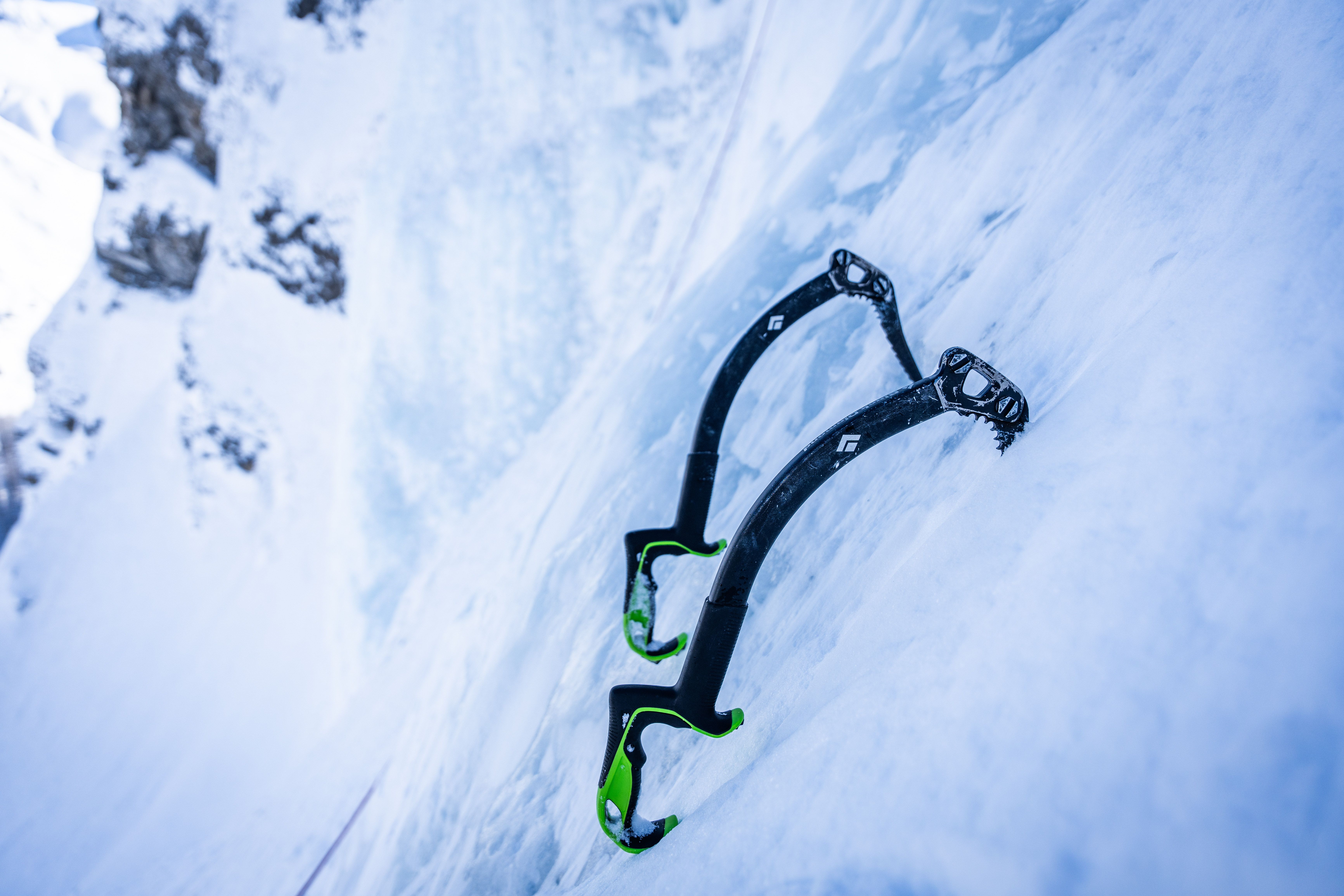 Eisklettern in den Schweizer Alpen beim gefrorenen Wasserfall im Seitental Sertig in Davos Klosters.